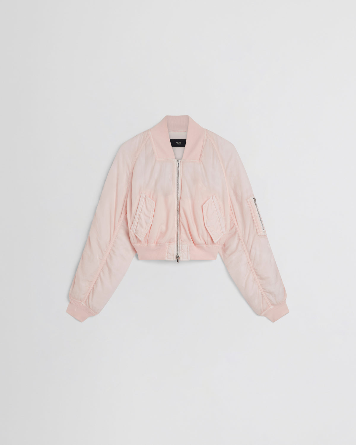 Bomber curto Phoebe Philo em nylon lavado rosa pálido, gola subida, mangas oversize e bolsos cargo estruturados.