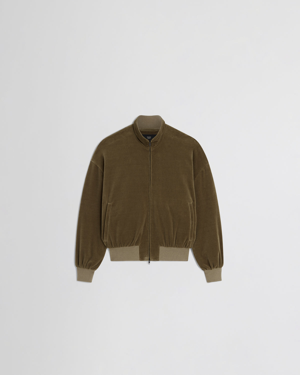 Bomber oversize Phoebe Philo en terciopelo caqui, cuello alto, mangas abullonadas y acabados acanalados en contraste.