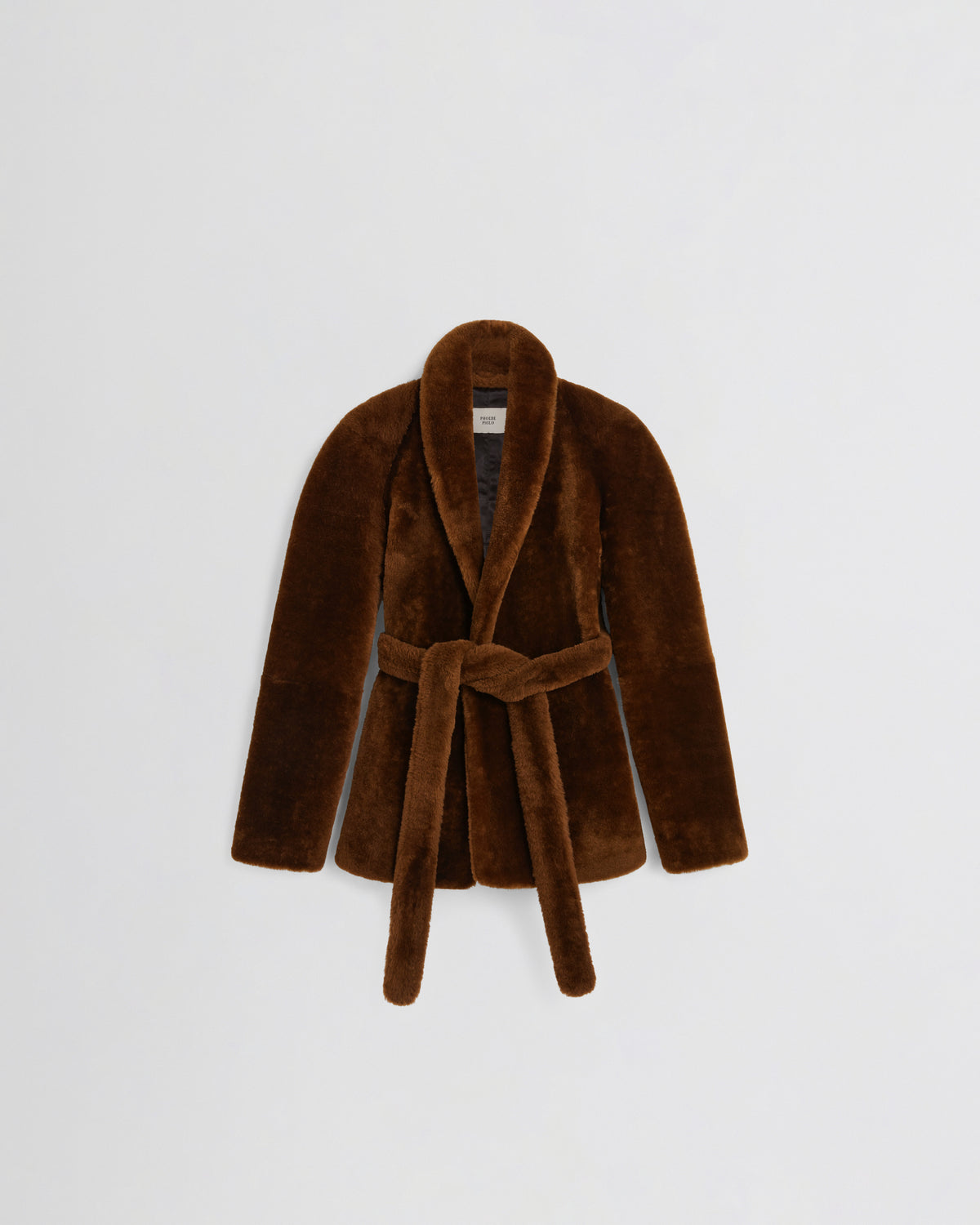 Giacca a vestaglia Phoebe Philo in montone con collo a scialle e cintura annodata color marrone tabacco.