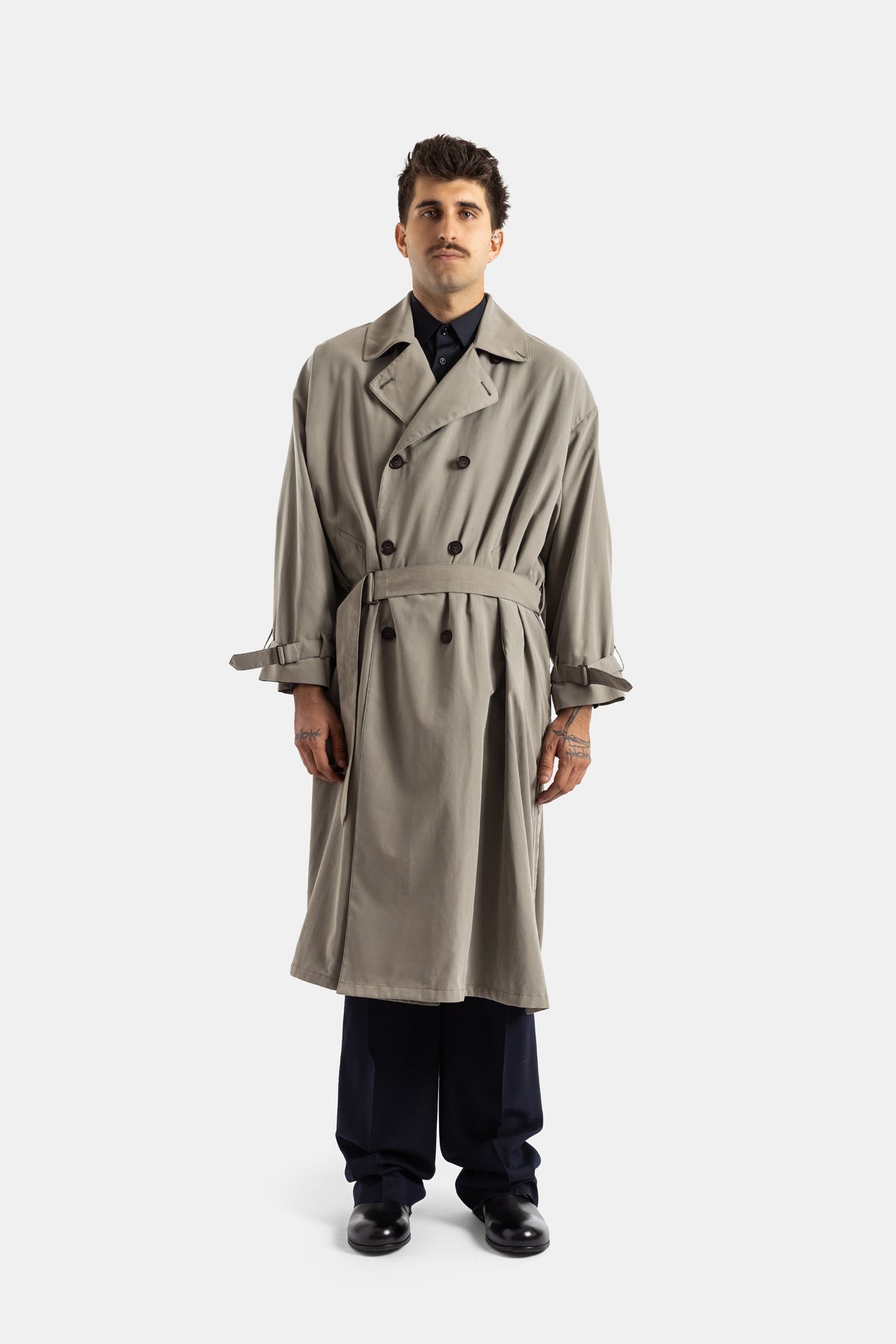 Giorgio Armani trench long croisé oversize à ceinture et double boutonnage, coloris kaki grisé