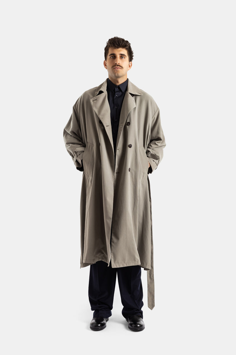Giorgio Armani trench kaki porté ouvert, col cranté et ceinture tombante, look homme chemise noire et pantalon marine