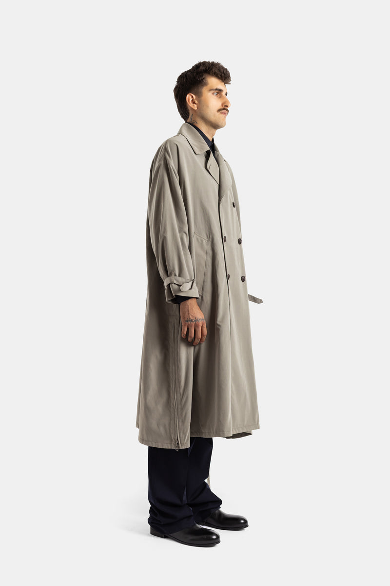 Giorgio Armani trench homme coupe longue vue de profil, silhouette ample en gabardine kaki, poignets boutonnés