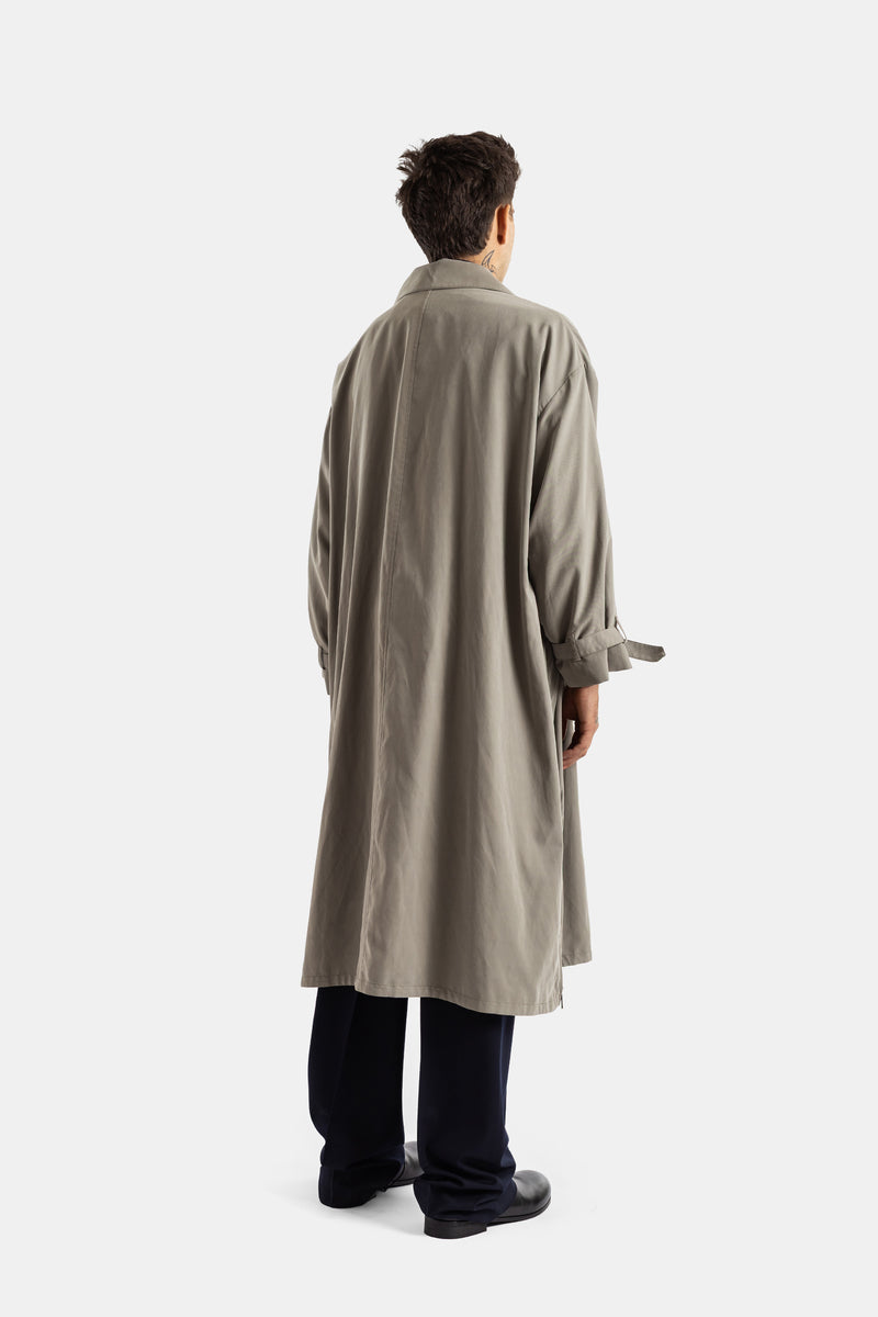 Giorgio Armani trench long kaki dos, coupe ample raglan et empiècement dorsal, porté avec pantalon marine