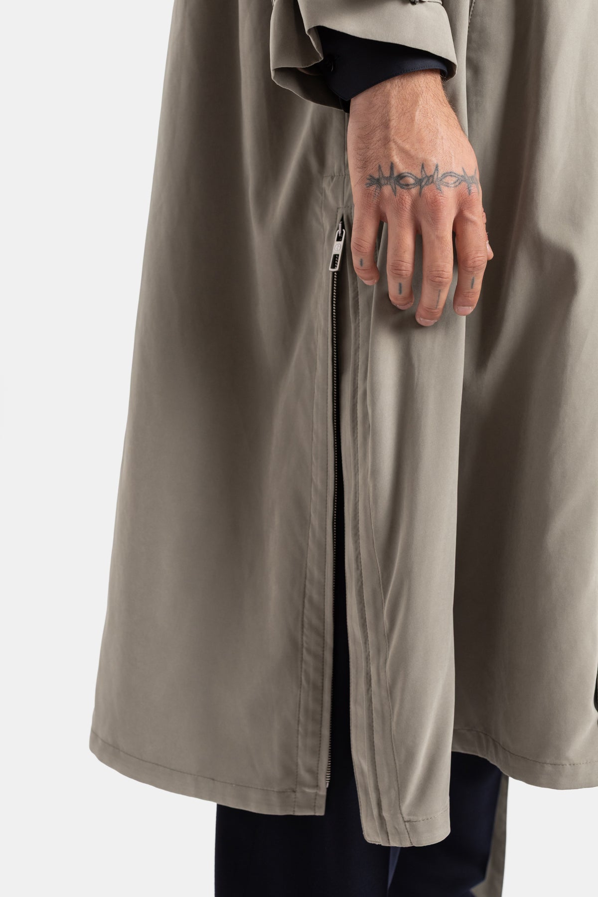 Giorgio Armani trench kaki détail fente latérale zippée et tatouage main, finition technique gabardine
