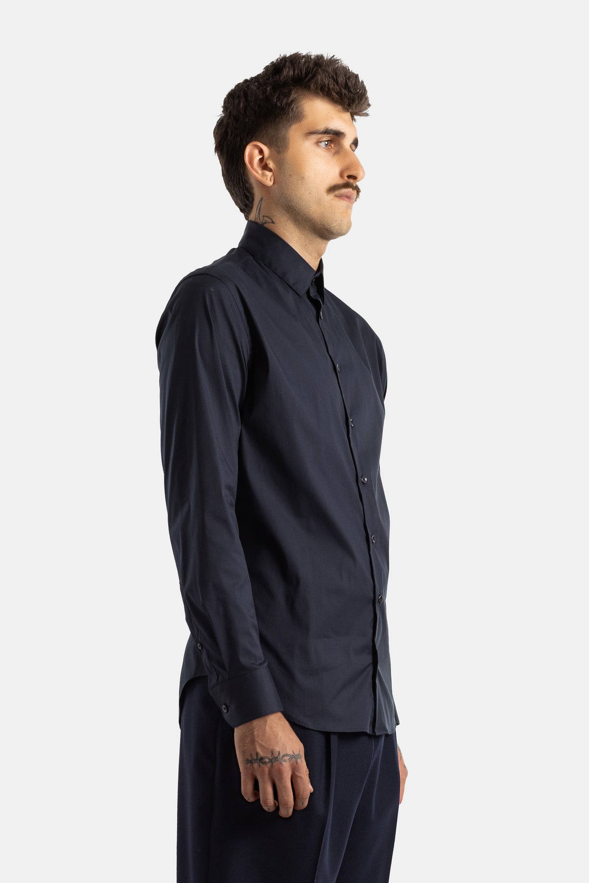 Giorgio Armani Herrenhemd im Slim-Fit in der Profilansicht mit verdeckter Knopfleiste, tiefes Marineblau.