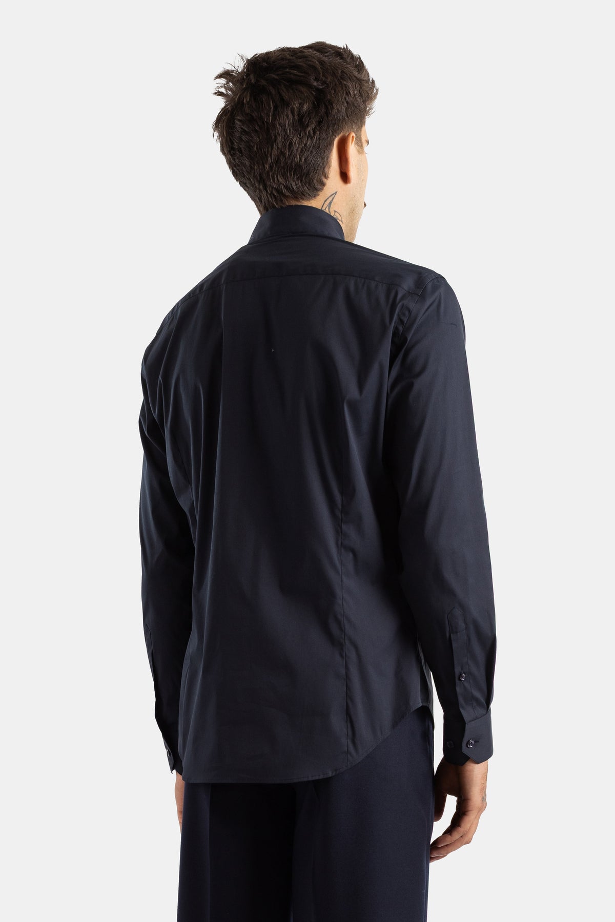 Giorgio Armani Popeline-Hemd in Marineblau mit Slim-Fit-Schnitt, Fokus auf Schulterpasse und Nacken.