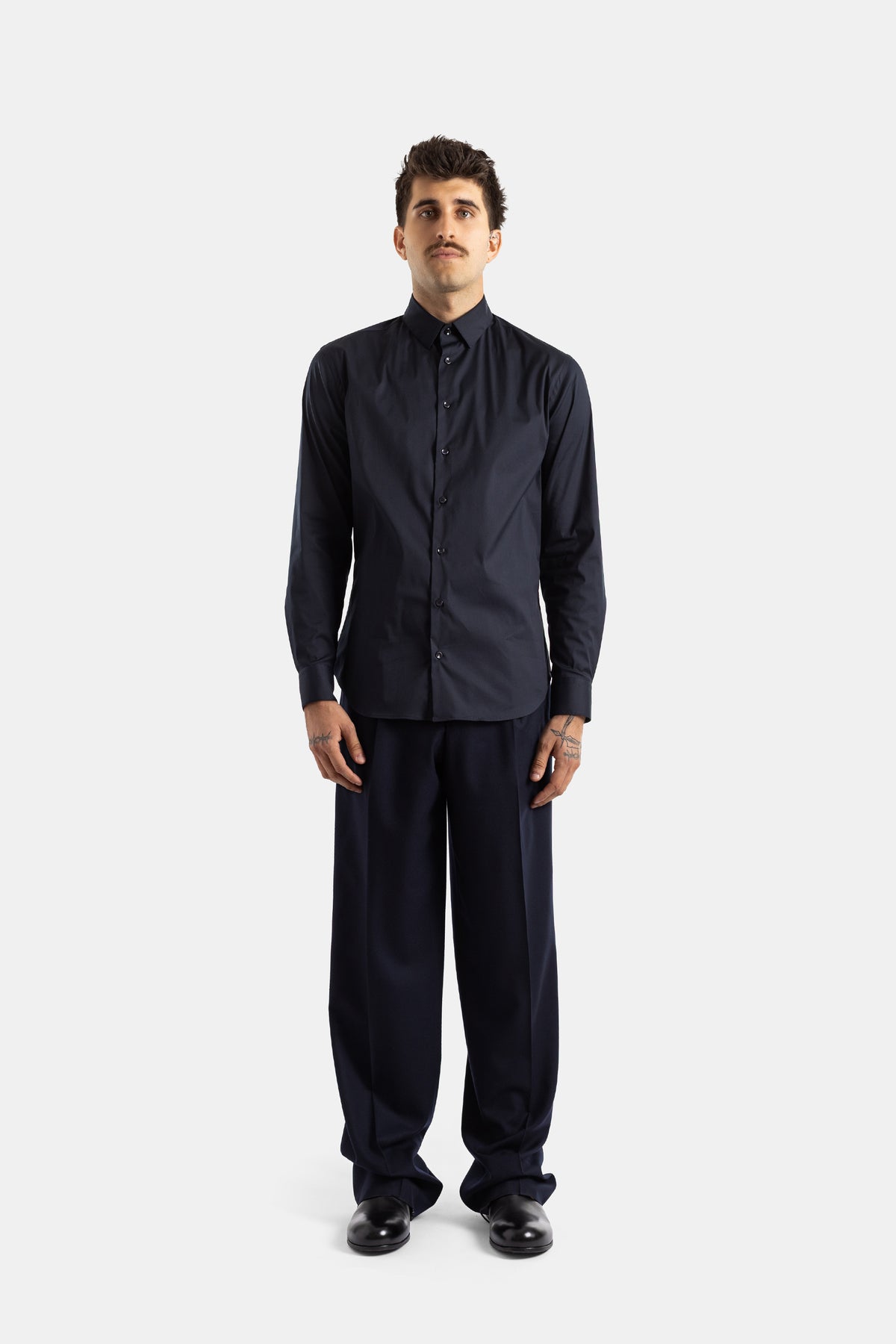 Giorgio Armani Herrenhemd im Komplettlook mit weiter Hose aus Baumwollpopeline in tiefem Marineblau.
