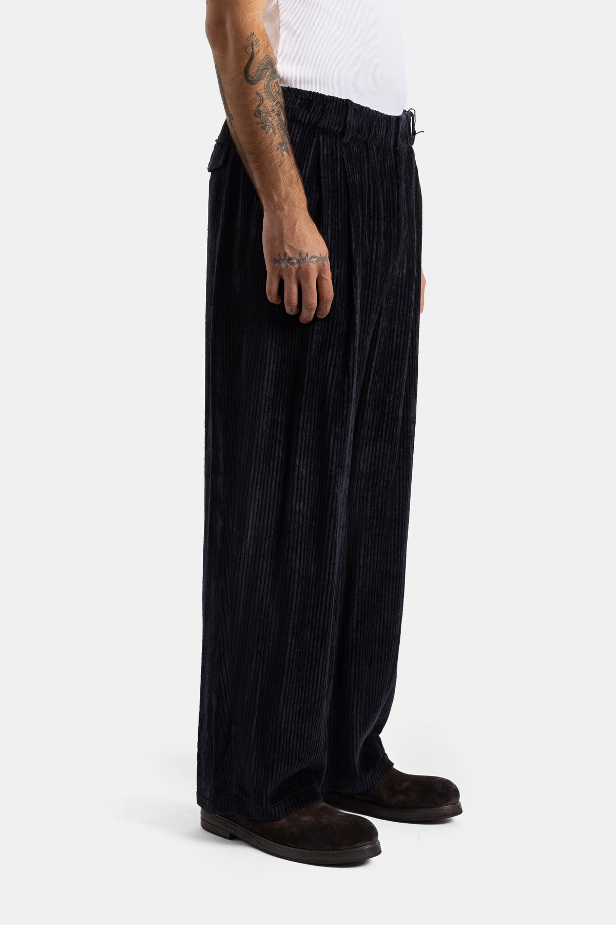 Pantalon à pinces en velours côtelé bleu marine