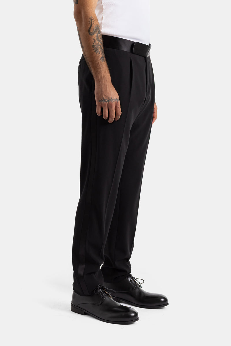 Pantaloni smoking uomo Giorgio Armani, vista laterale con bande in raso su pregiato crêpe di lana nera.