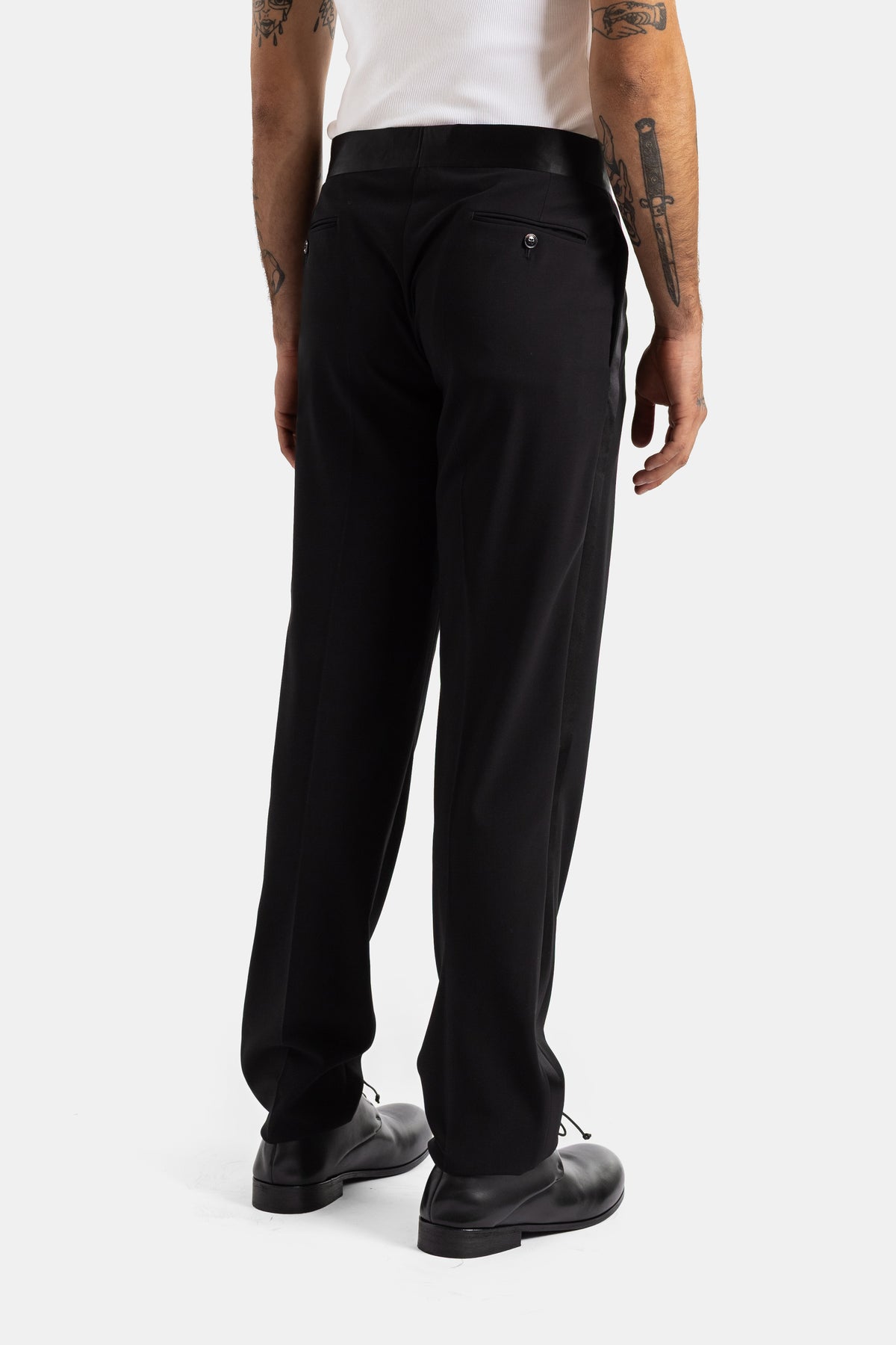 Pantaloni da smoking Giorgio Armani sul retro, con tasche posteriori, bottone in metallo e vita alta in raso nero.