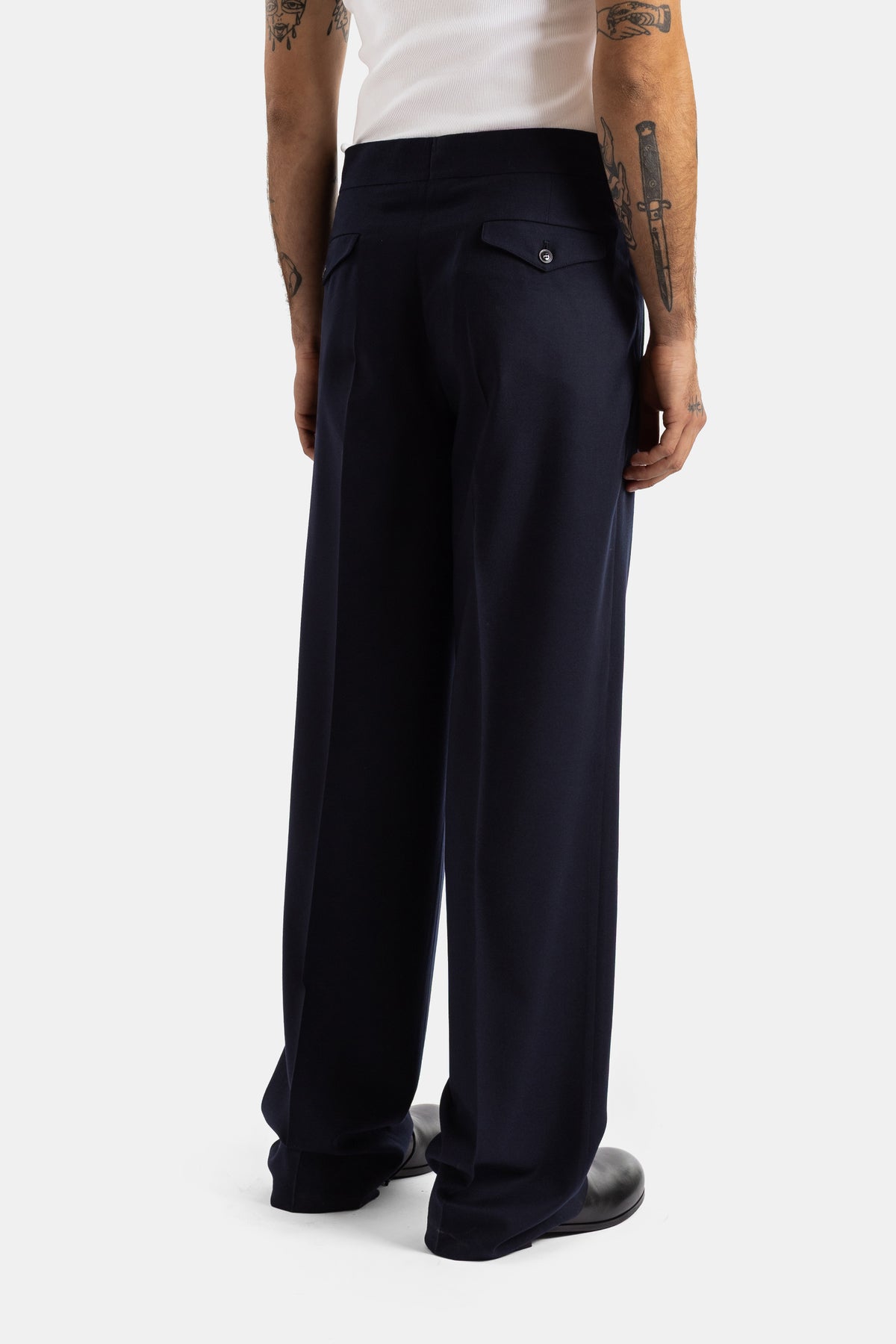 Pantalon large à pinces en laine vierge bleu marine