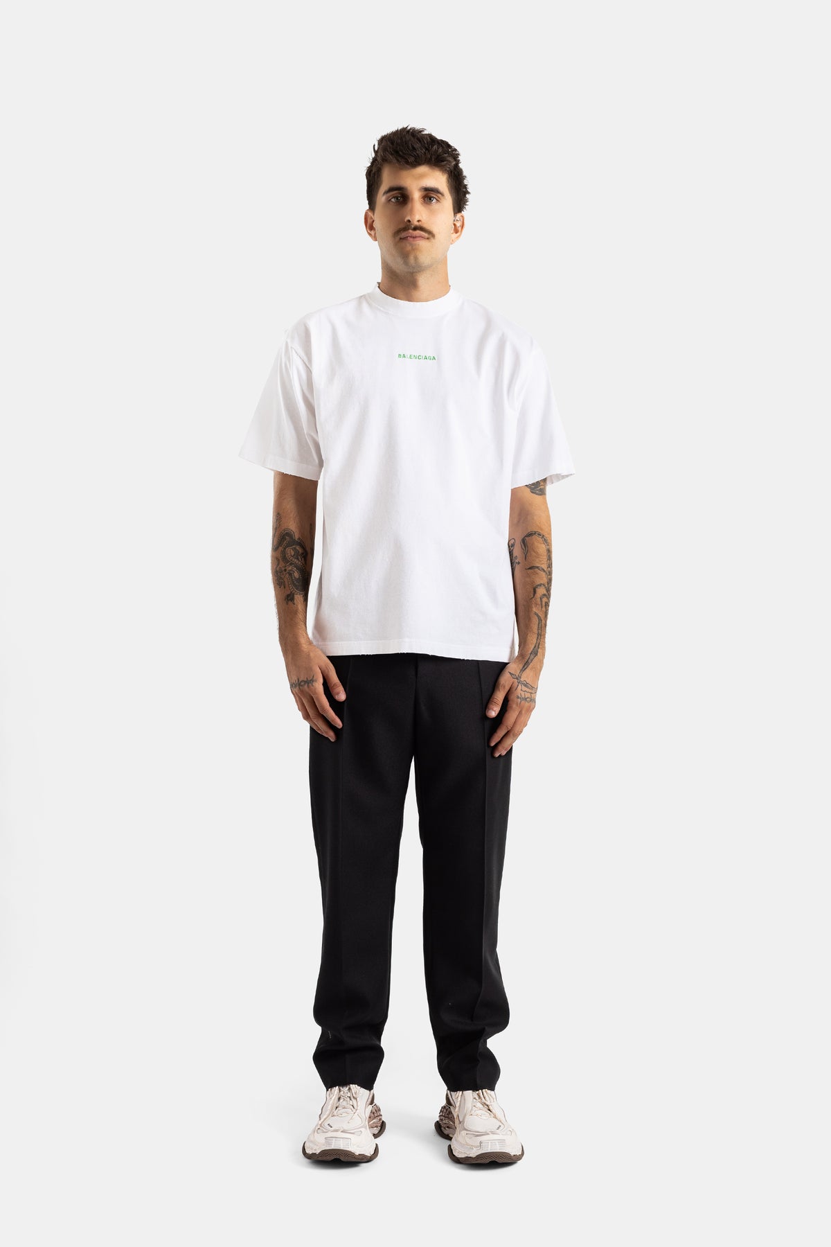 Witte Balenciaga heren T-shirt, vooraanzicht met zwarte broek en chunky sneakers voor een luxe streetwear look.