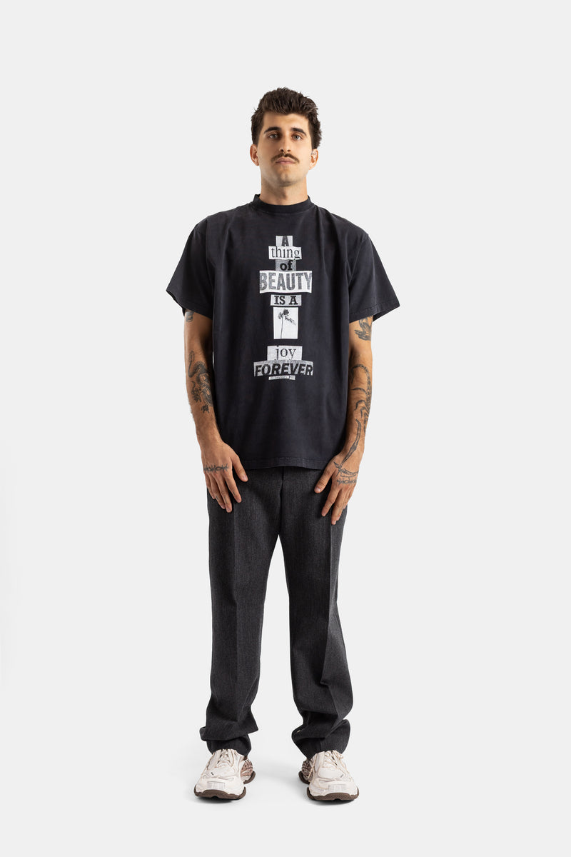 Balenciaga t-shirt oversize noir homme porté face entière avec pantalon gris et sneakers blanches