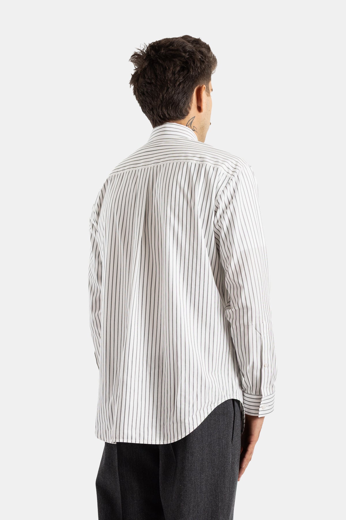 Camicia da uomo Balenciaga vista da dietro in cotone a righe verticali sottili con dettaglio della piega posteriore.