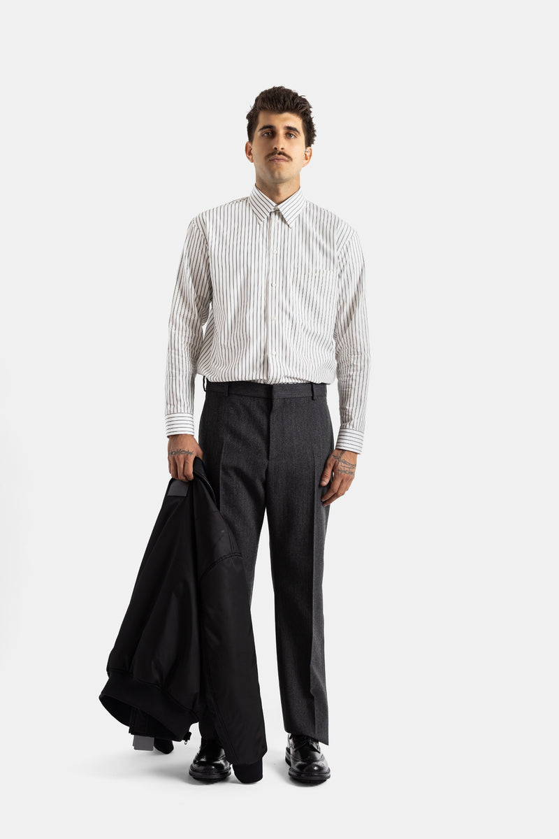Balenciaga chemise rayée look complet styling pantalon gris anthracite veste noire tenue homme élégante