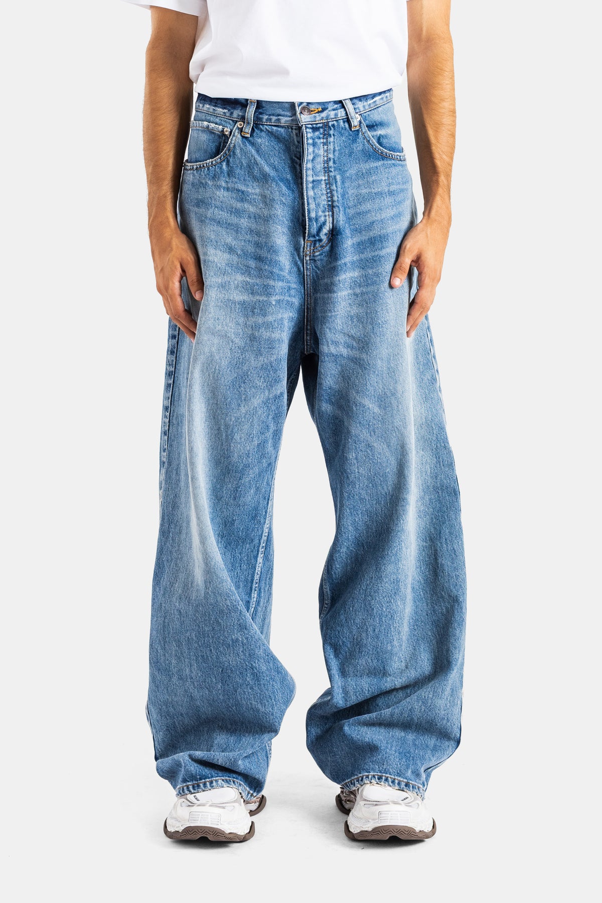 Balenciaga jean Round Fit coupe ample oversize en denim bleu délavé lavage vintage pour homme