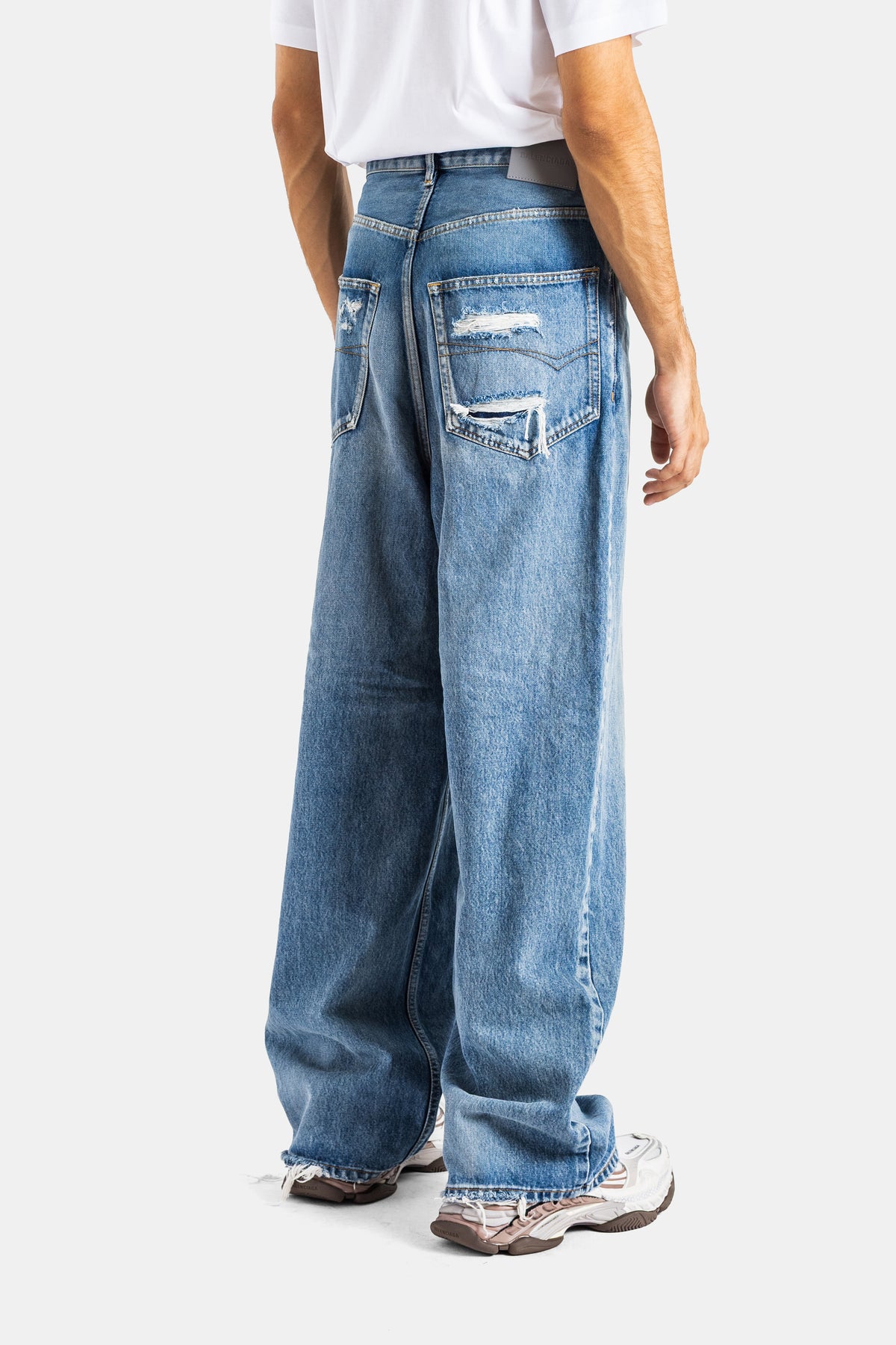 Balenciaga jean Round Fit dos poches arrière avec déchirures distressed denim bleu medium wash coupe baggy homme