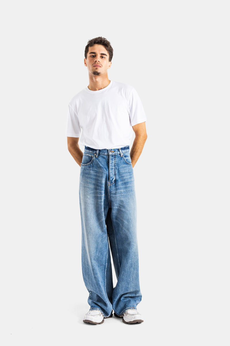 Balenciaga jean Round Fit vue de face silhouette large en denim délavé avec t-shirt blanc et sneakers