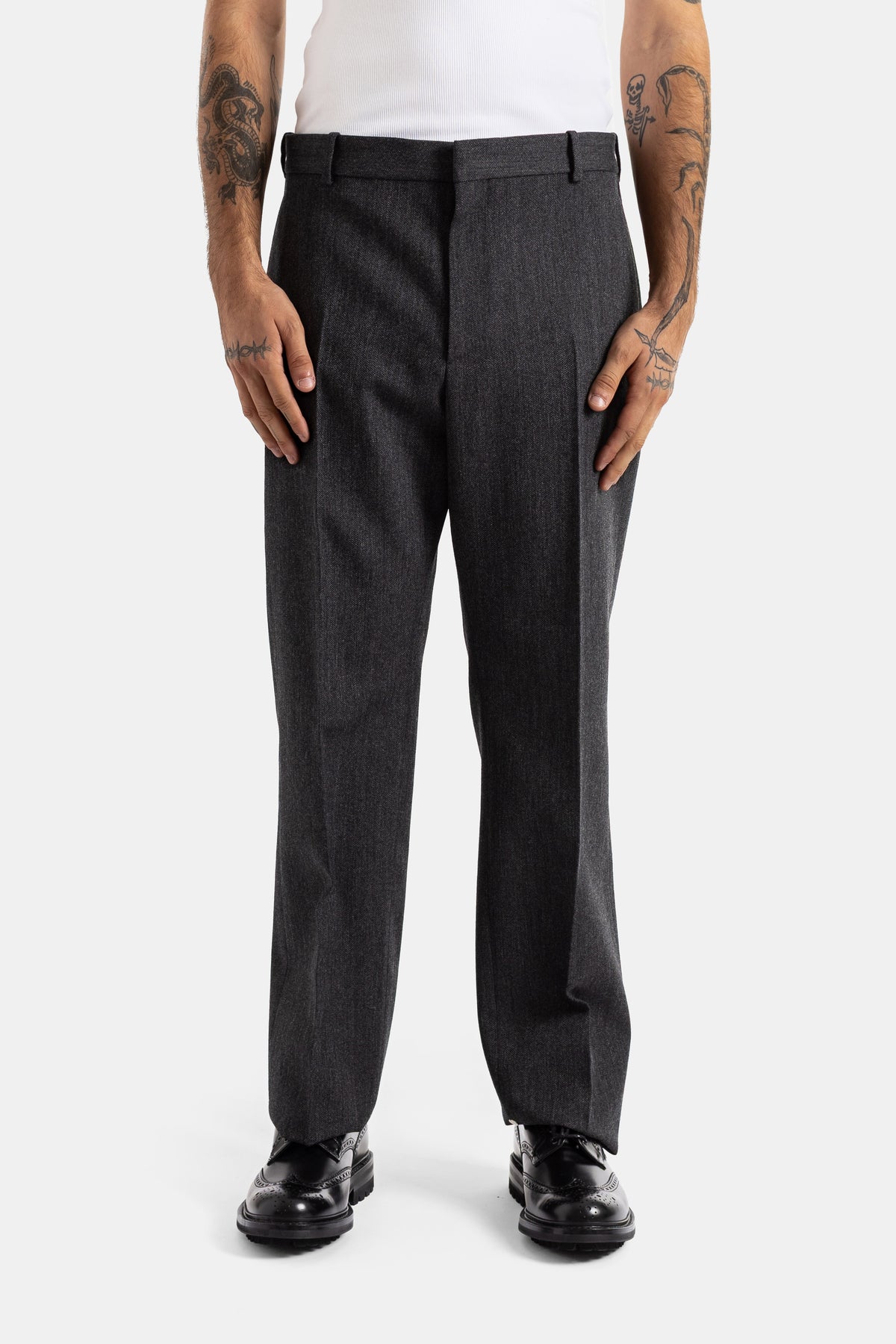 Pantaloni sartoriali Balenciaga a gamba dritta in flanella di lana grigio antracite con piega stirata