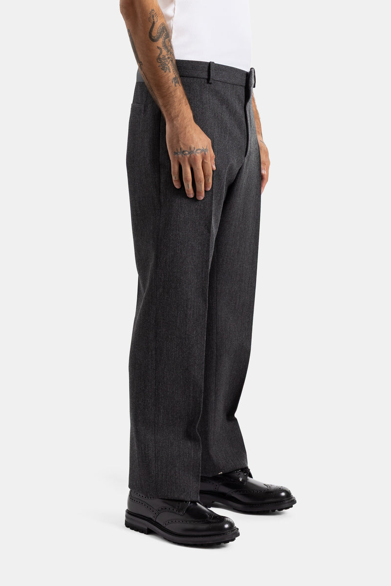 Pantaloni sartoriali uomo Balenciaga grigio scuro, vista laterale con mocassini neri a coda di rondine
