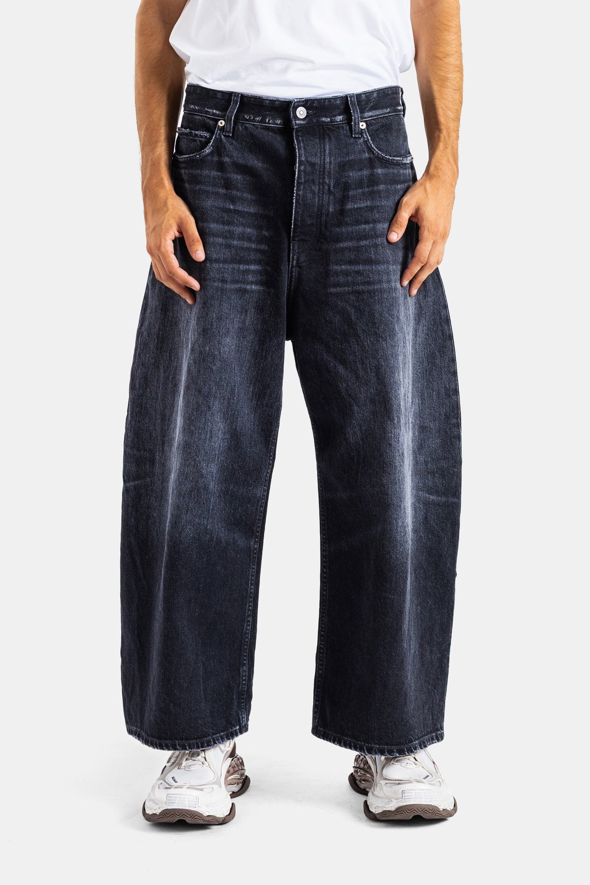 Jean Round Fit ample en denim noir délavé