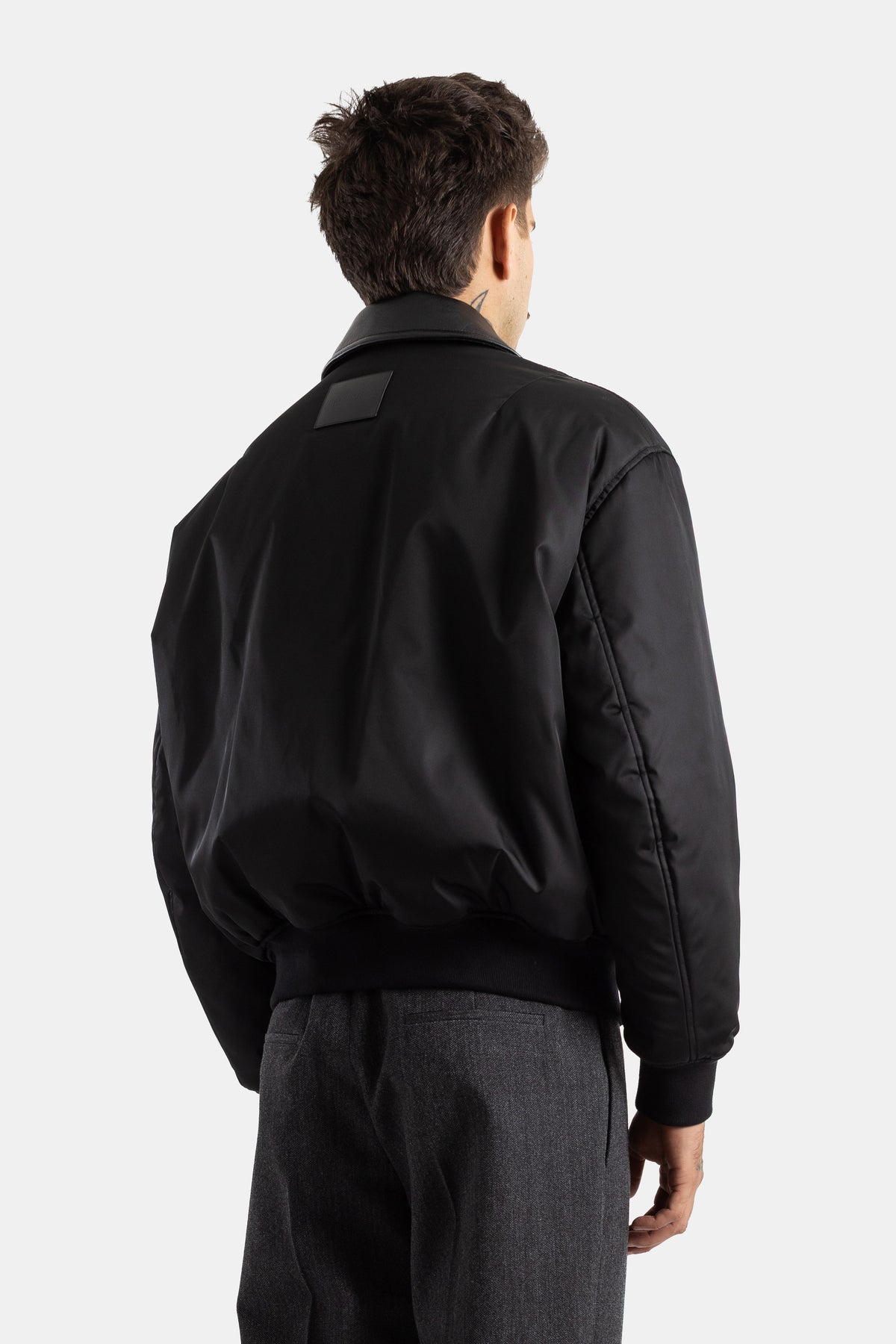 Espalda del bomber Balenciaga Cocoon negro con parche de logo de piel, cuello camisa y puños acanalados para hombre.