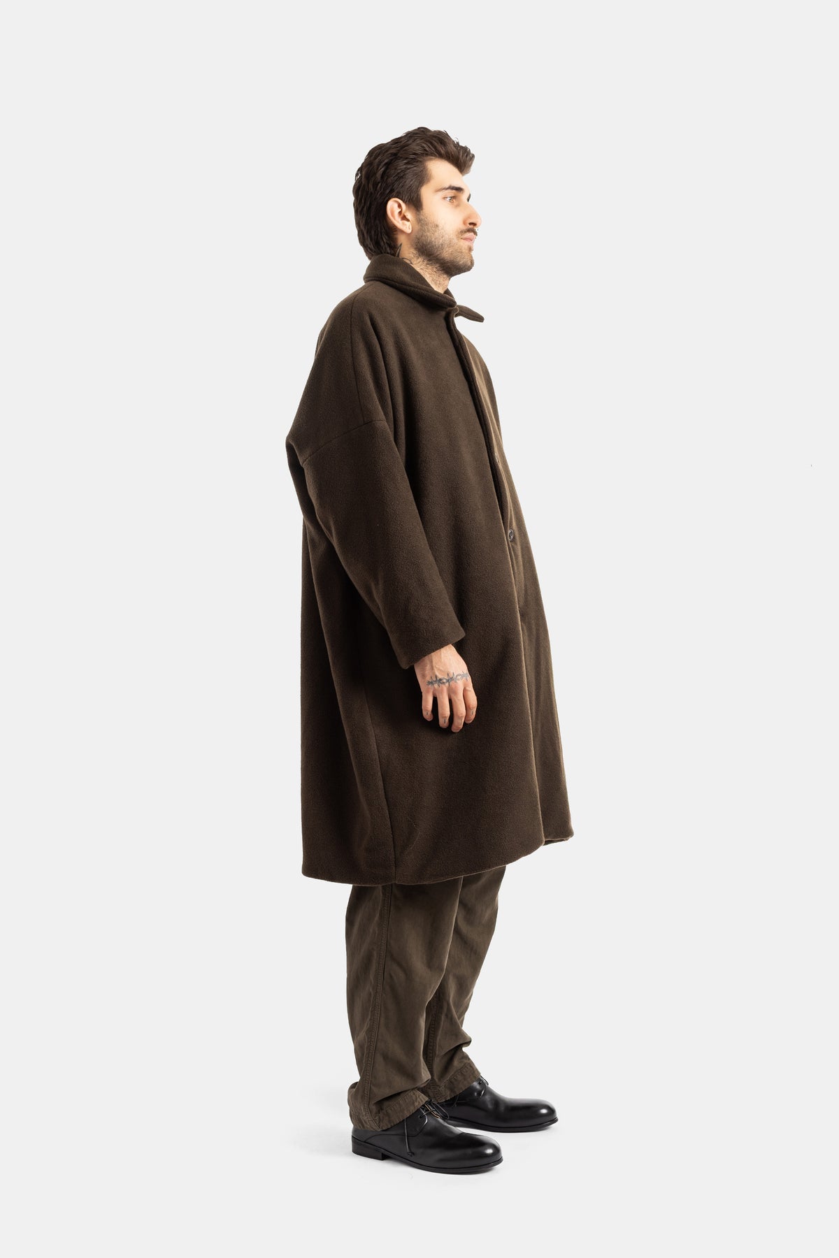 Casey Casey manteau homme cachemire marron vue profil silhouette oversize tombée mi-cuisse tatouage main
