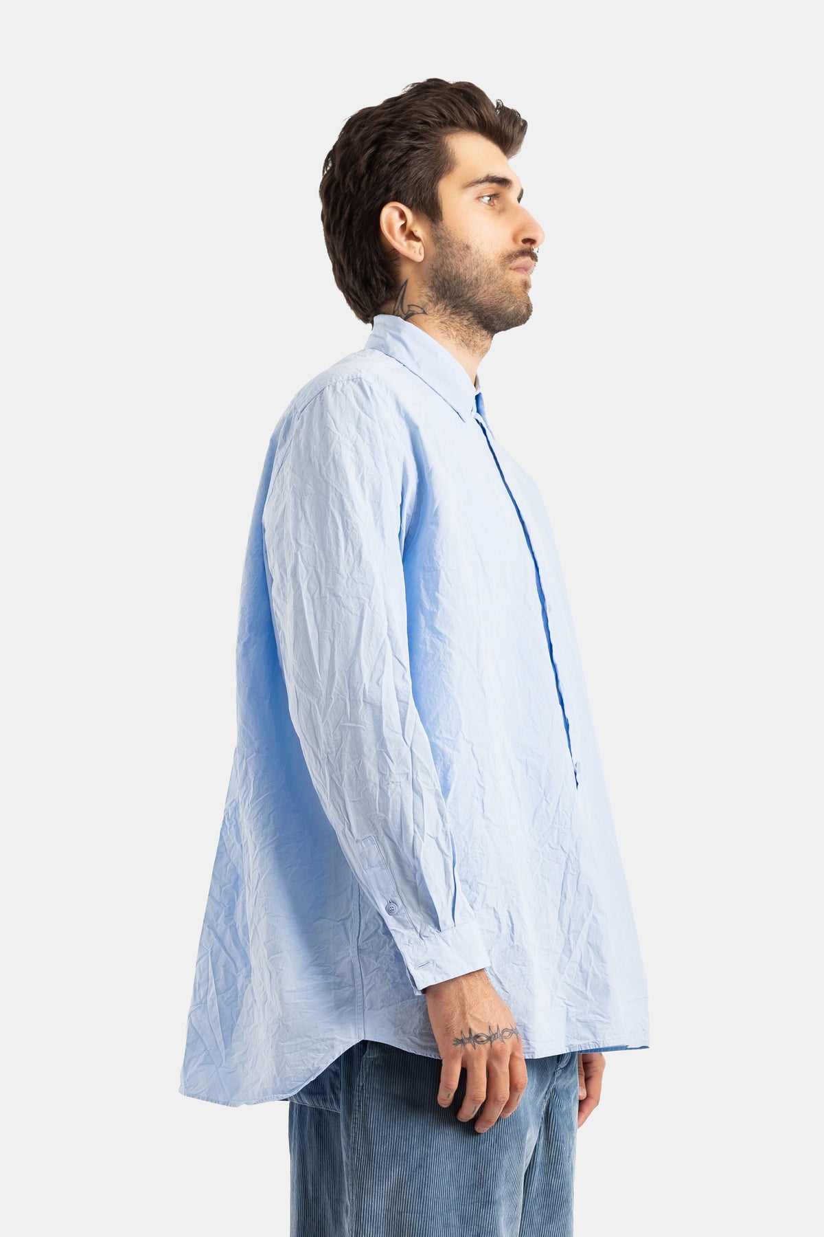 Camicia uomo Ikla Casey Casey di profilo in cotone stropicciato azzurro a maniche lunghe e linea ampia.