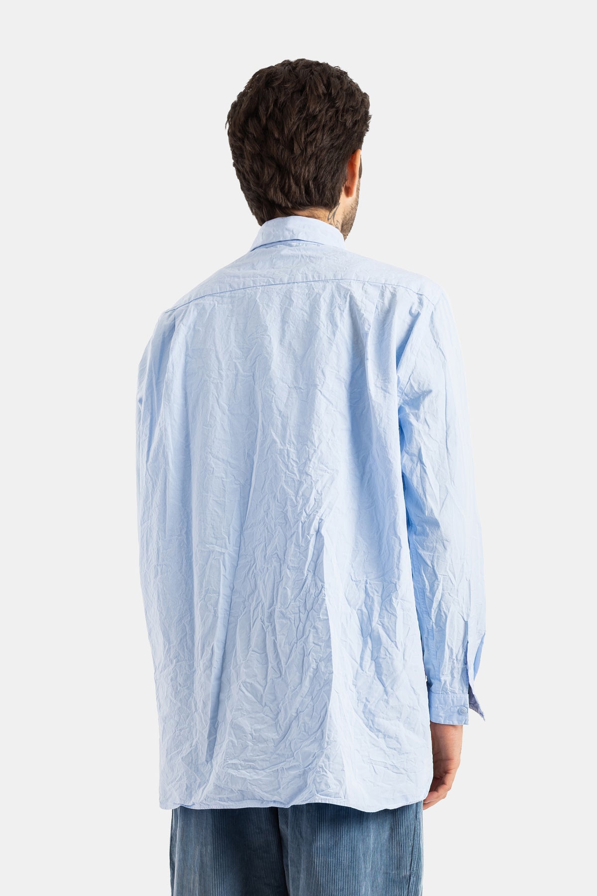 Camicia Ikla Casey Casey da uomo sul retro in cotone stropicciato azzurro, dettaglio del carrè e colletto classico.