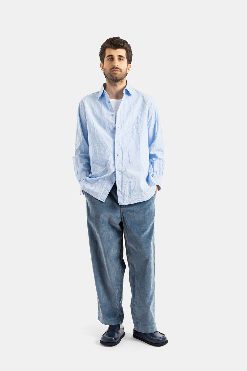 Casey Casey chemise Ikla portée avec un pantalon large côtelé bleu, look total blue en coton froissé décontracté