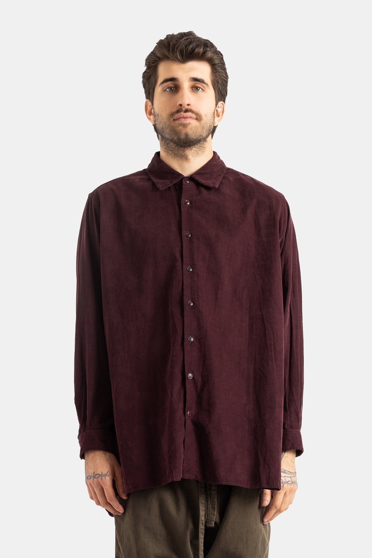 Casey Casey chemise Ikla coupe oversize col classique manches longues en velours côtelé fin bordeaux homme