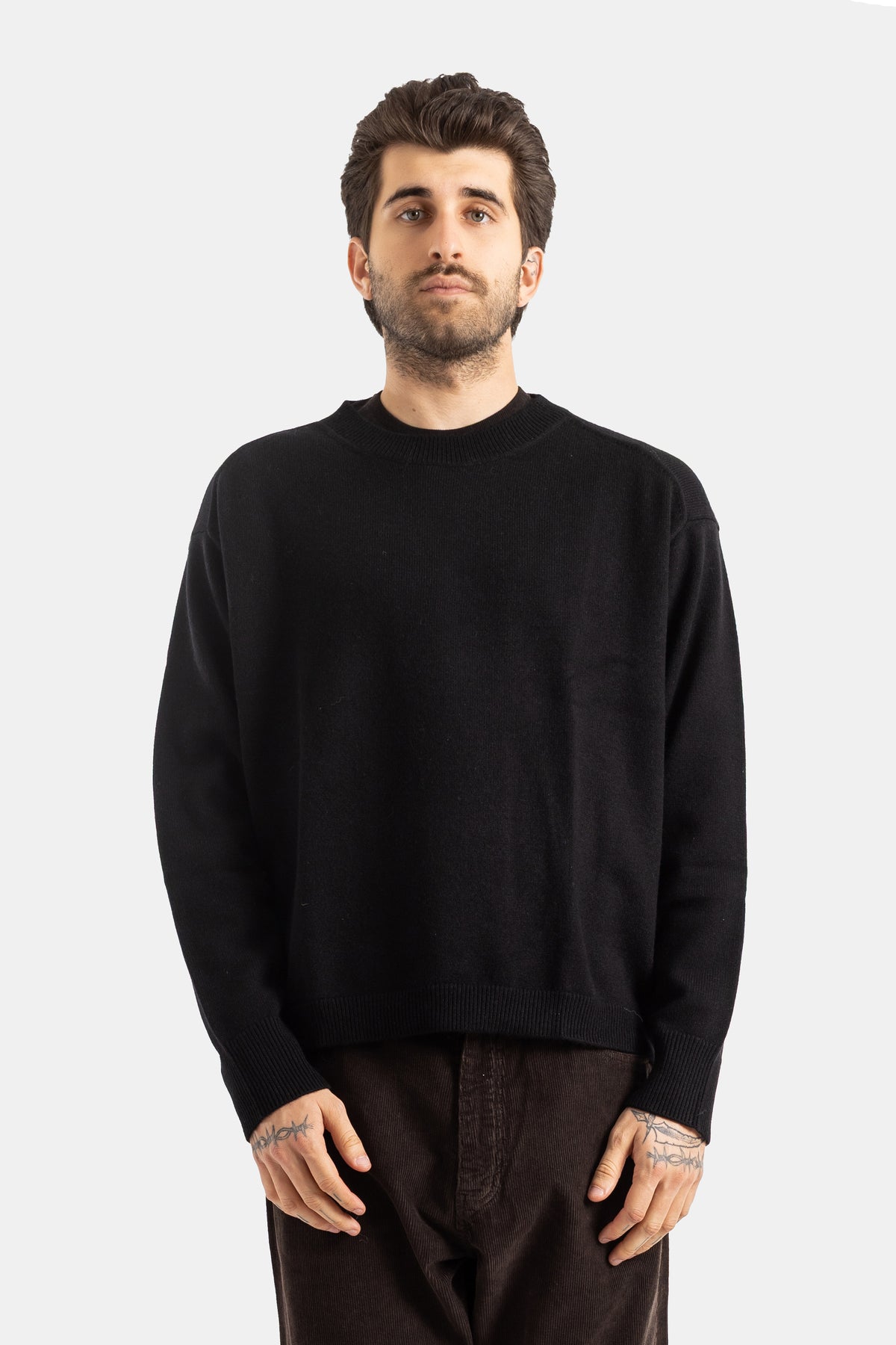 Studio Nicholson Oversize-Rundhalspullover aus schwarzer Wolle im Boxy-Cut mit langen Ärmeln für Herren.
