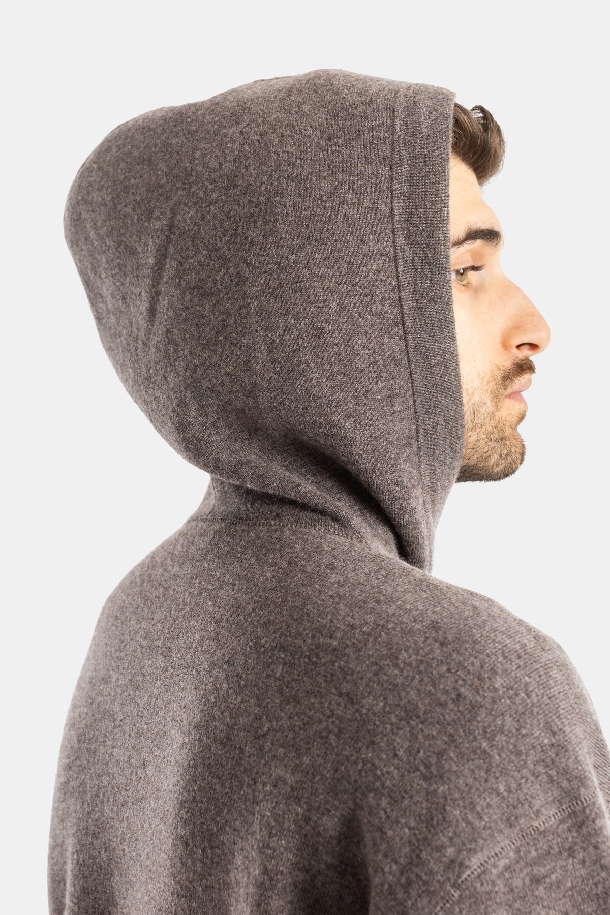 Studio Nicholson Kaschmir-Hoodie in Taupe, Detail der strukturierten Kapuze in Dreiviertel-Rückenansicht.