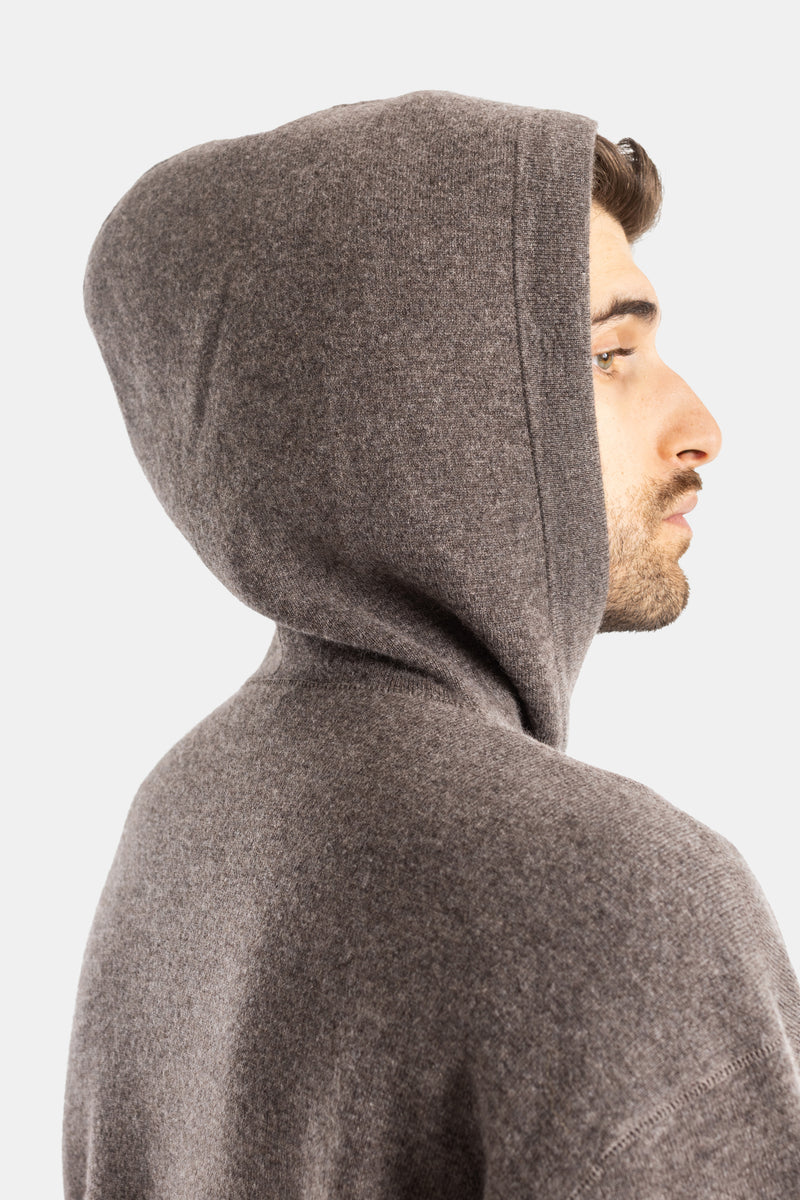 Studio Nicholson Kaschmir-Hoodie in Taupe, Detail der strukturierten Kapuze in Dreiviertel-Rückenansicht.