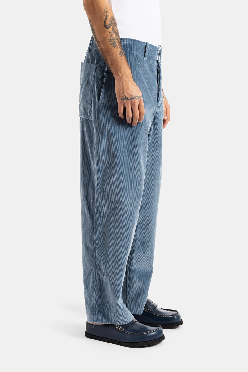 Casey Casey pantalon velours côtelé bleu vue latérale, poches cargo et coupe ample avec mocassins marine