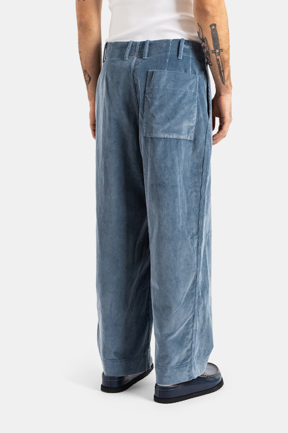 Casey Casey pantalon Abello velours côtelé bleu vue dos, poche patch carrée et ceinture à passants homme