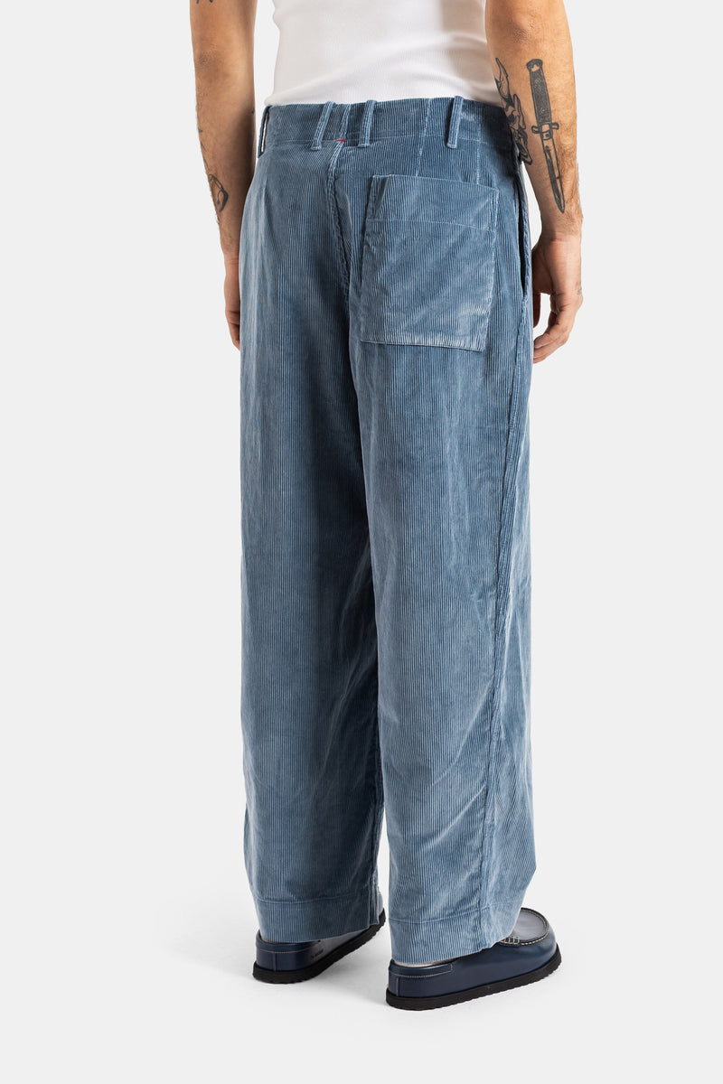 Casey Casey pantalon Abello velours côtelé bleu vue dos, poche patch carrée et ceinture à passants homme