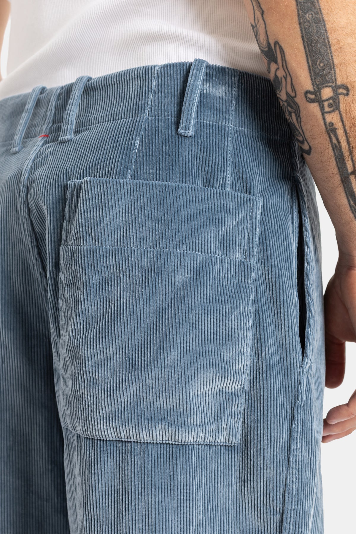 Casey Casey pantalon velours côtelé bleu détail poche latérale patch et passant de ceinture, texture côtes larges