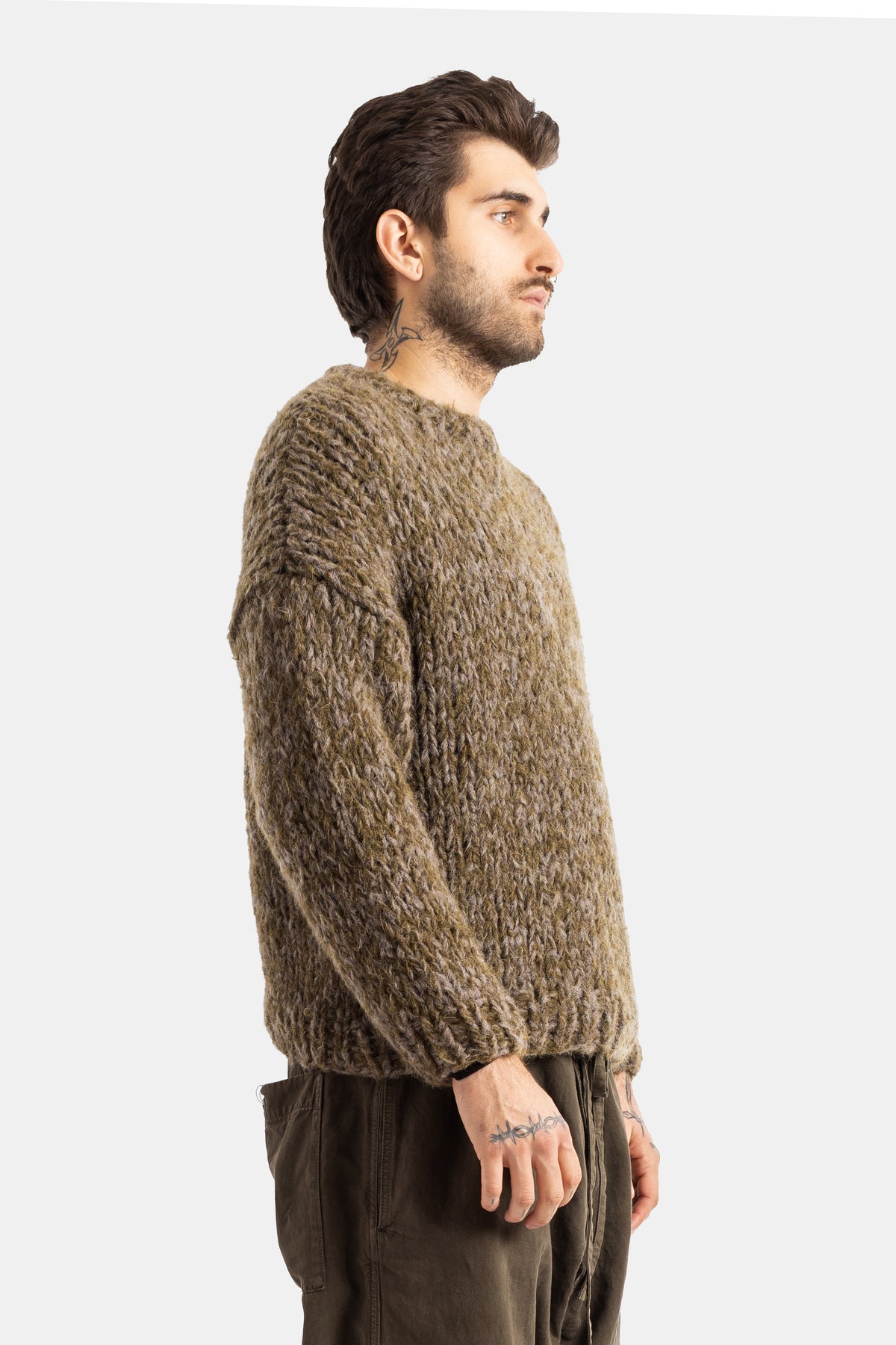 Casey Casey pull Wei tricot chunky mohair chiné vue de profil trois quarts homme tatouages