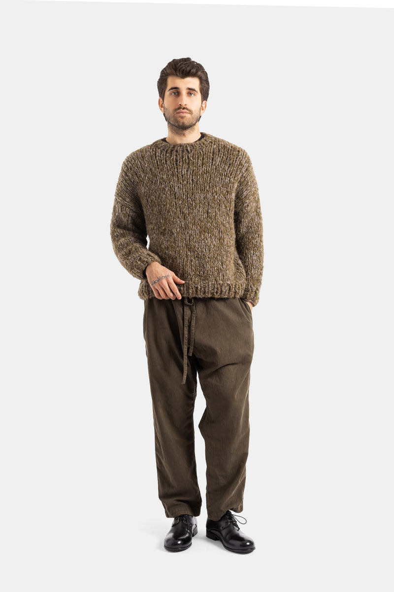 Casey Casey pull Wei maille épaisse chinée porté avec pantalon large kaki, look monochrome automne-hiver homme