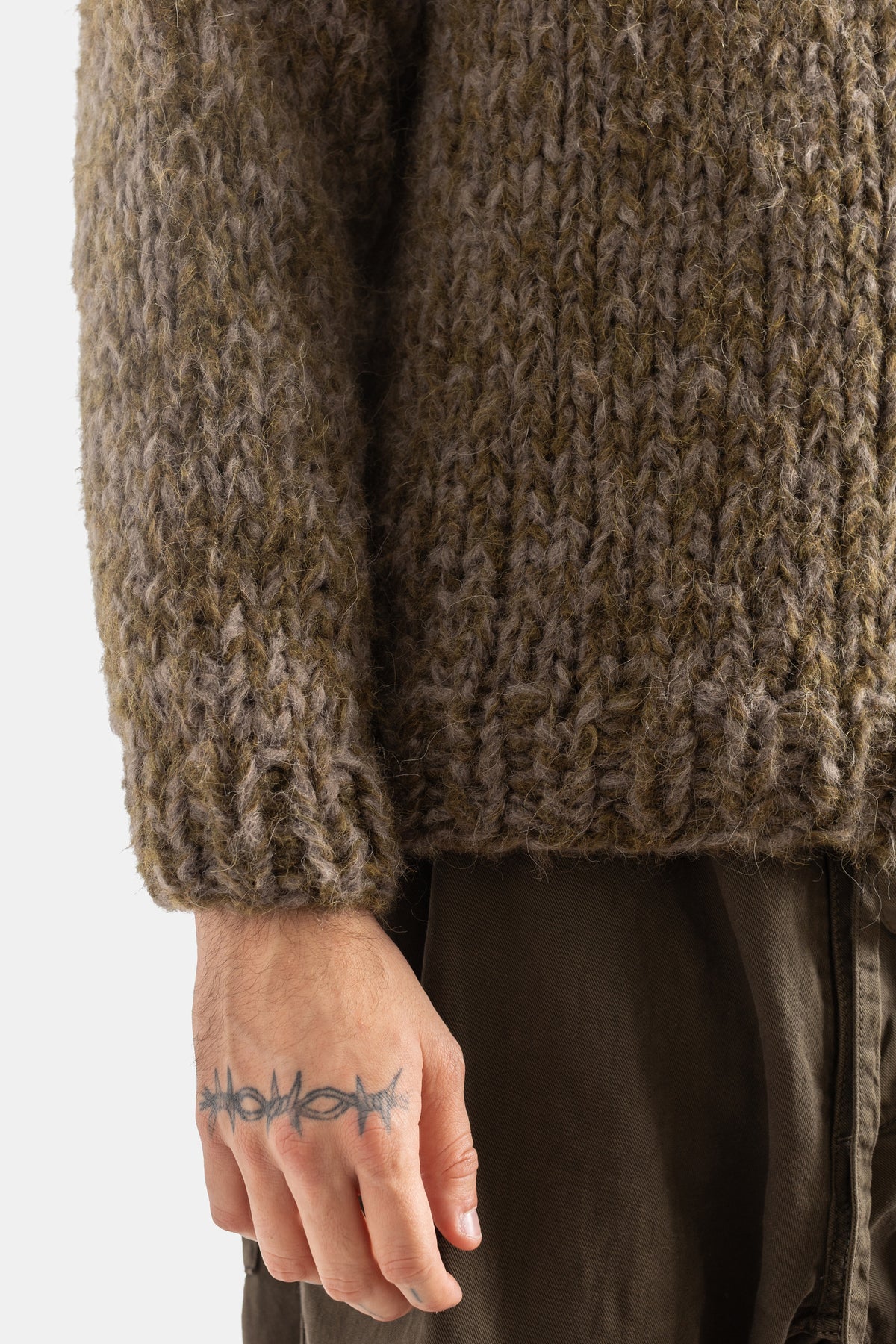 Casey Casey pull Wei manchette côtes alpaga chiné, poignet tatoué, finition tricot main artisanale kaki taupe