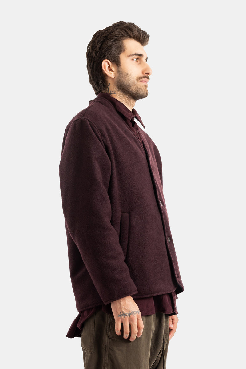 Casey Casey veste Killian homme laine bordeaux vue profil, poches plaquées et superposition chemise assortie