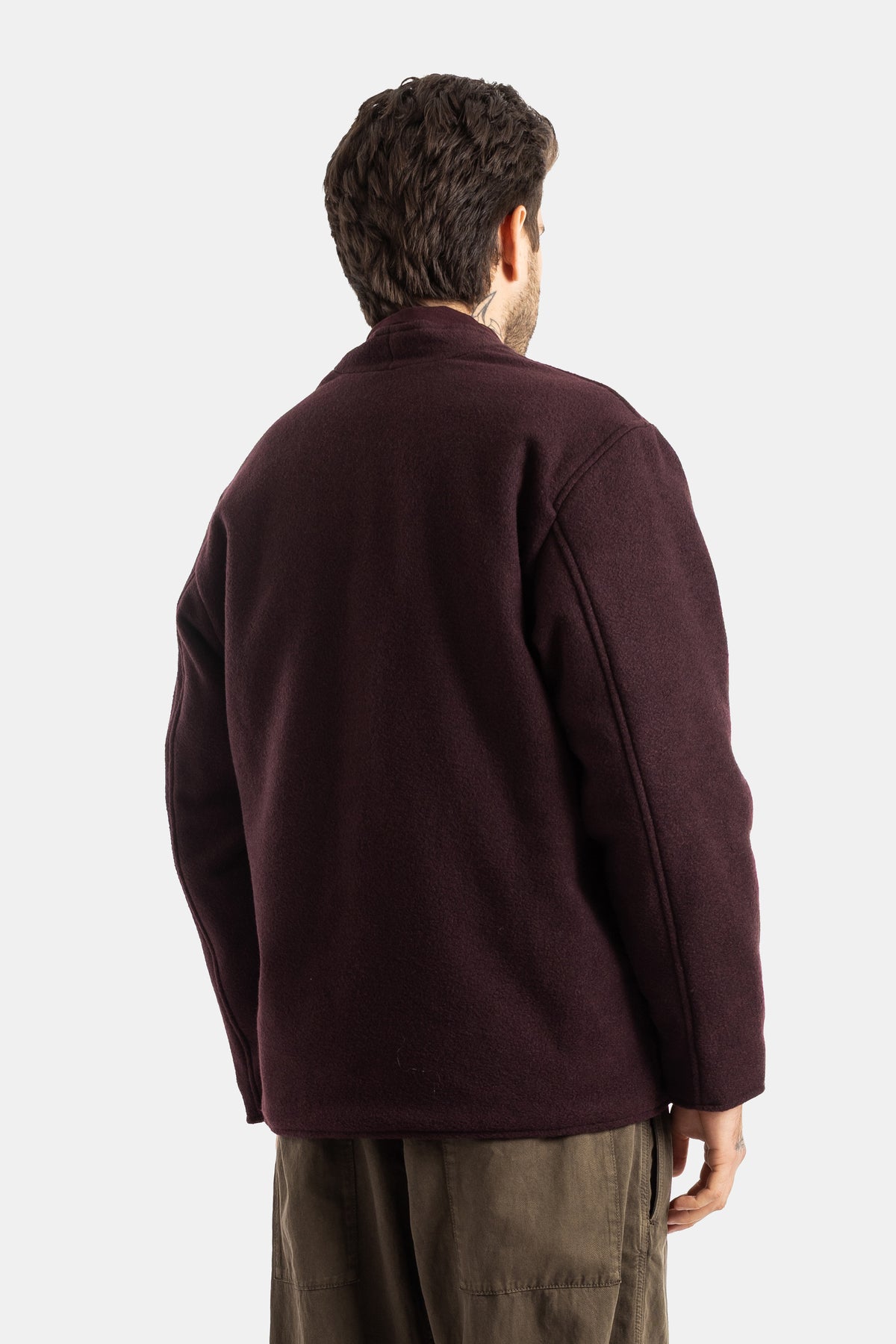 Casey Casey veste Killian dos en laine bordeaux, coupe ample structurée, encolure montante et emmanchures raglan visibles