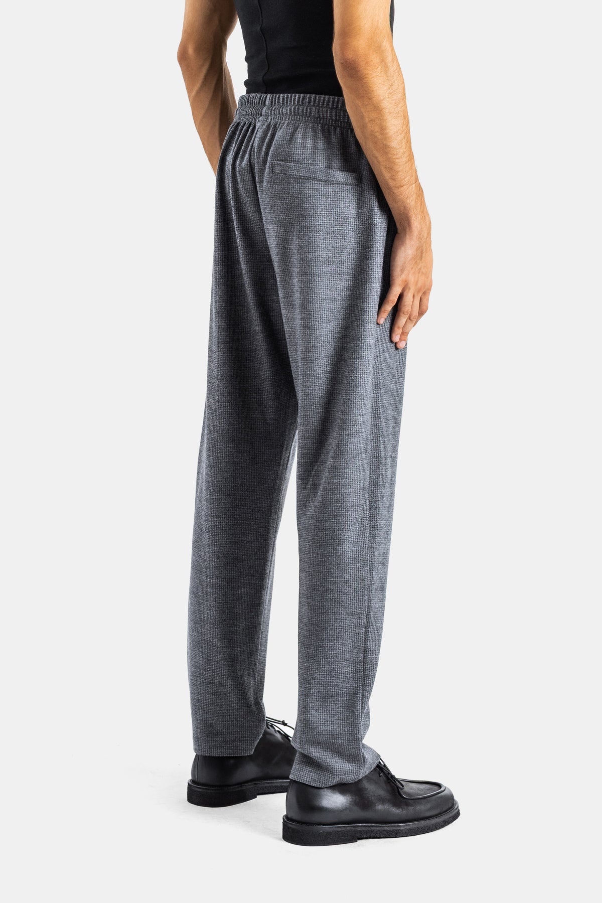 Pantalón Vitale Harris Wharf de espalda bolsillo trasero lana virgen gris jaspeado con mocasines negros.