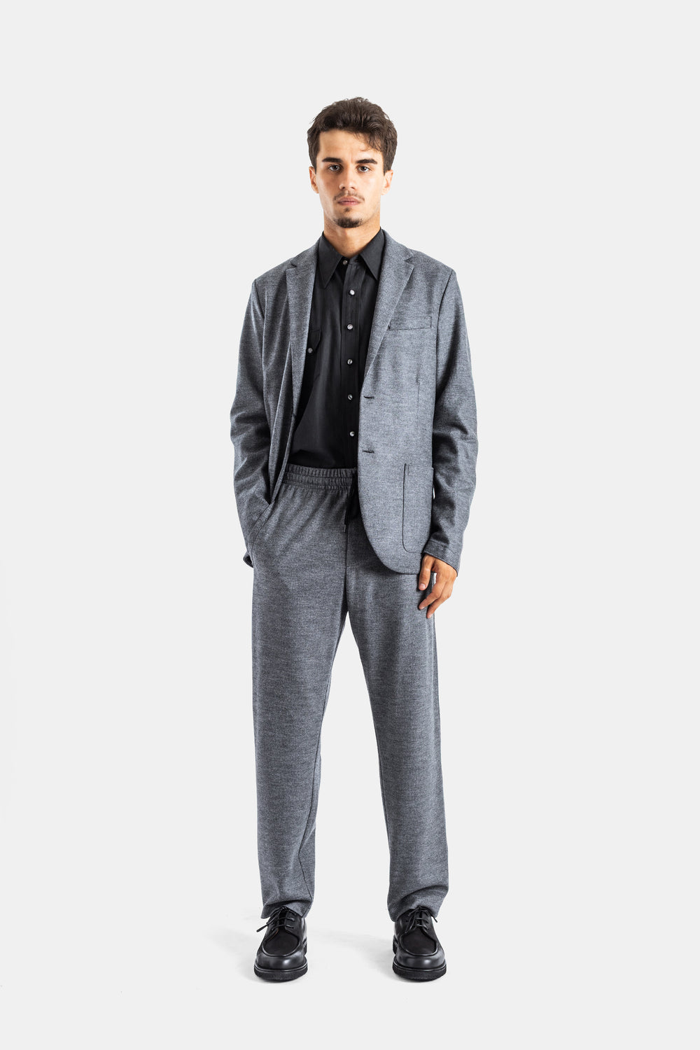 Harris Wharf look total gris chiné pantalon jogging Vitale laine vierge porté avec blazer assorti et chemise noire