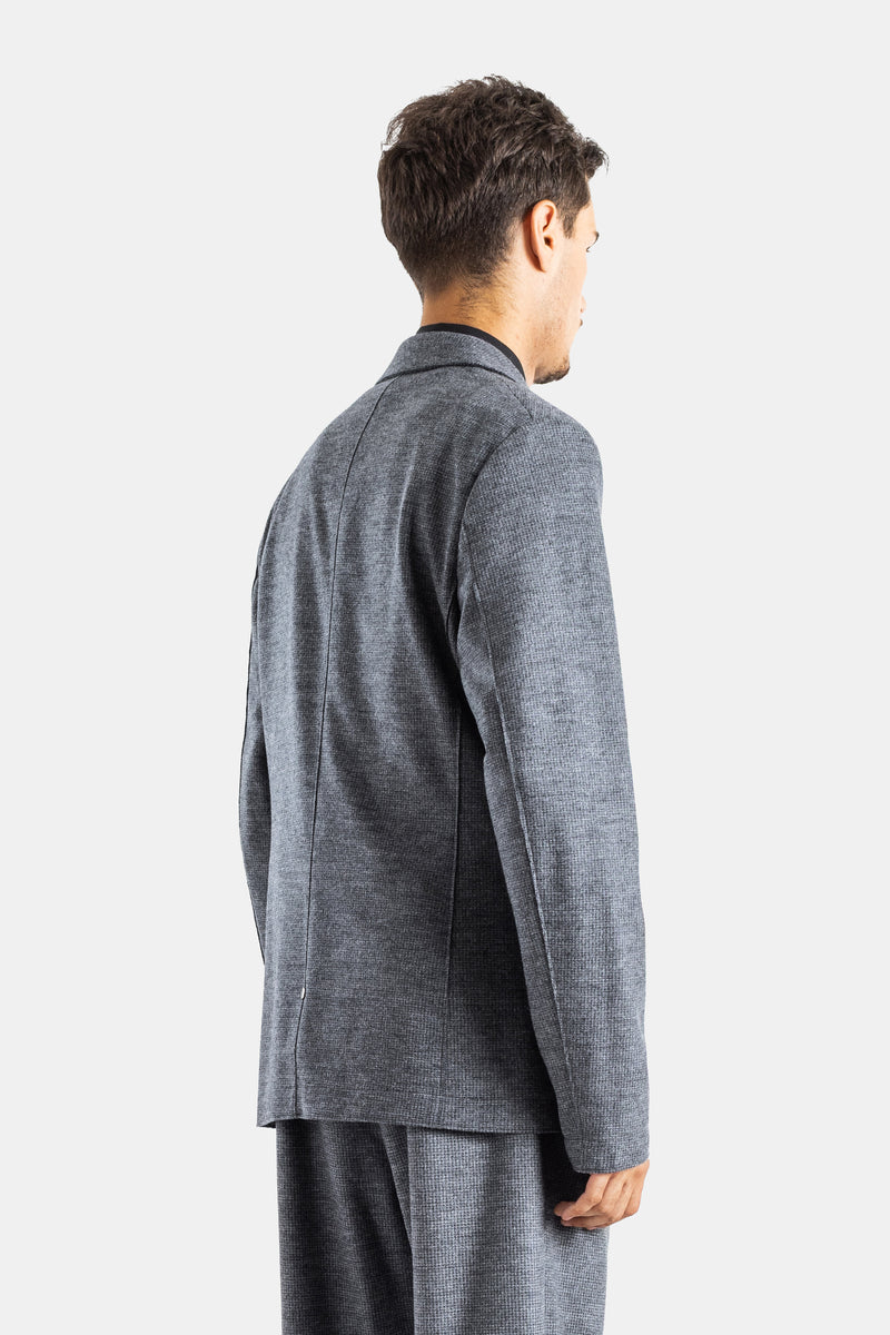 Harris Wharf Blazer Rückansicht mit Mittelnähten, strukturiertem grauem Hahnentritt-Stoff und schwarzem Kragen-Finish.