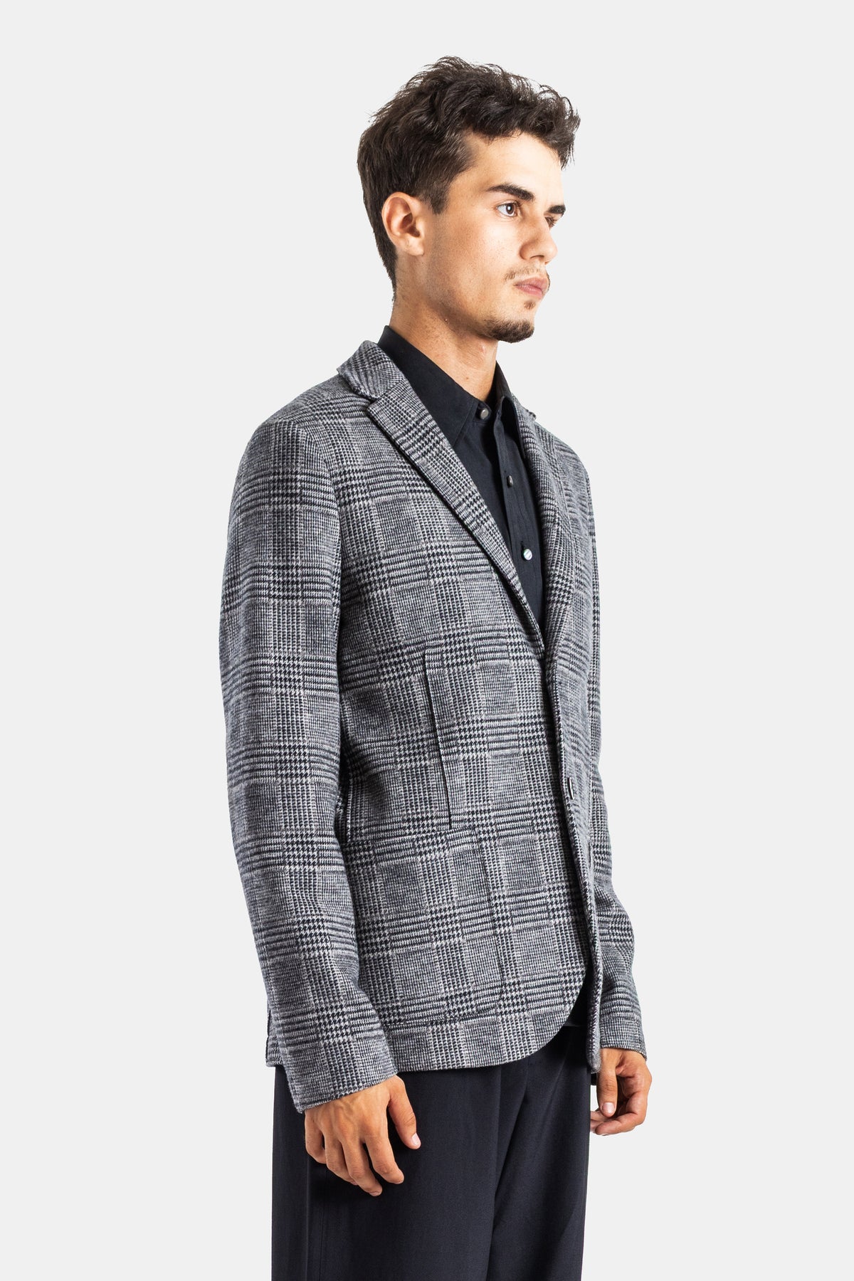 Harris Wharf blazer laine carreaux gris porté de profil, silhouette ajustée et tissu Prince-de-Galles contrasté