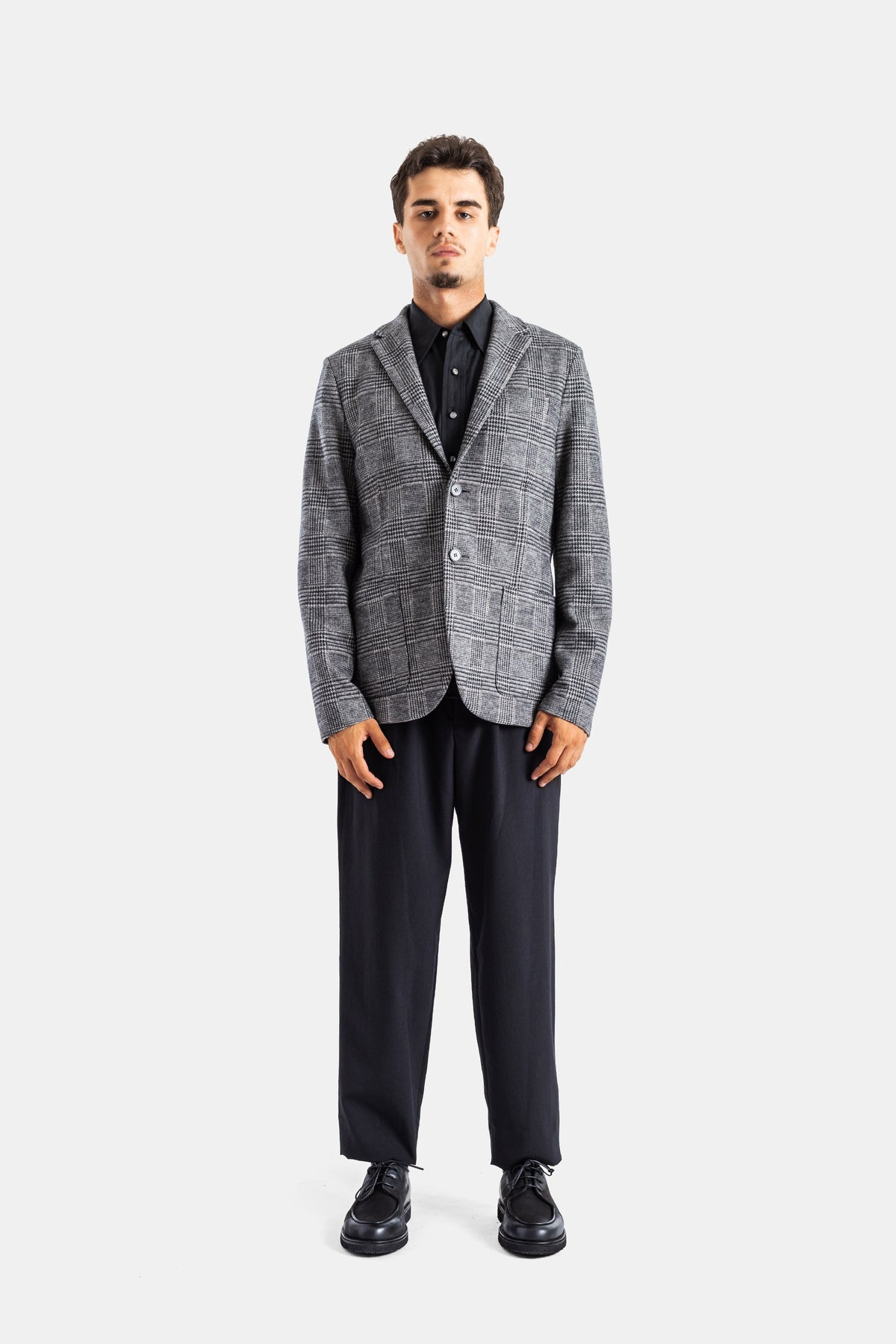 Harris Wharf blazer laine carreaux gris look complet face, chemise noire et pantalon marine coordonnés