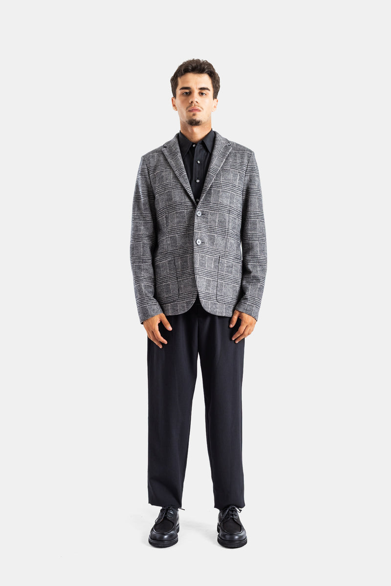 Harris Wharf blazer laine carreaux gris look complet face, chemise noire et pantalon marine coordonnés
