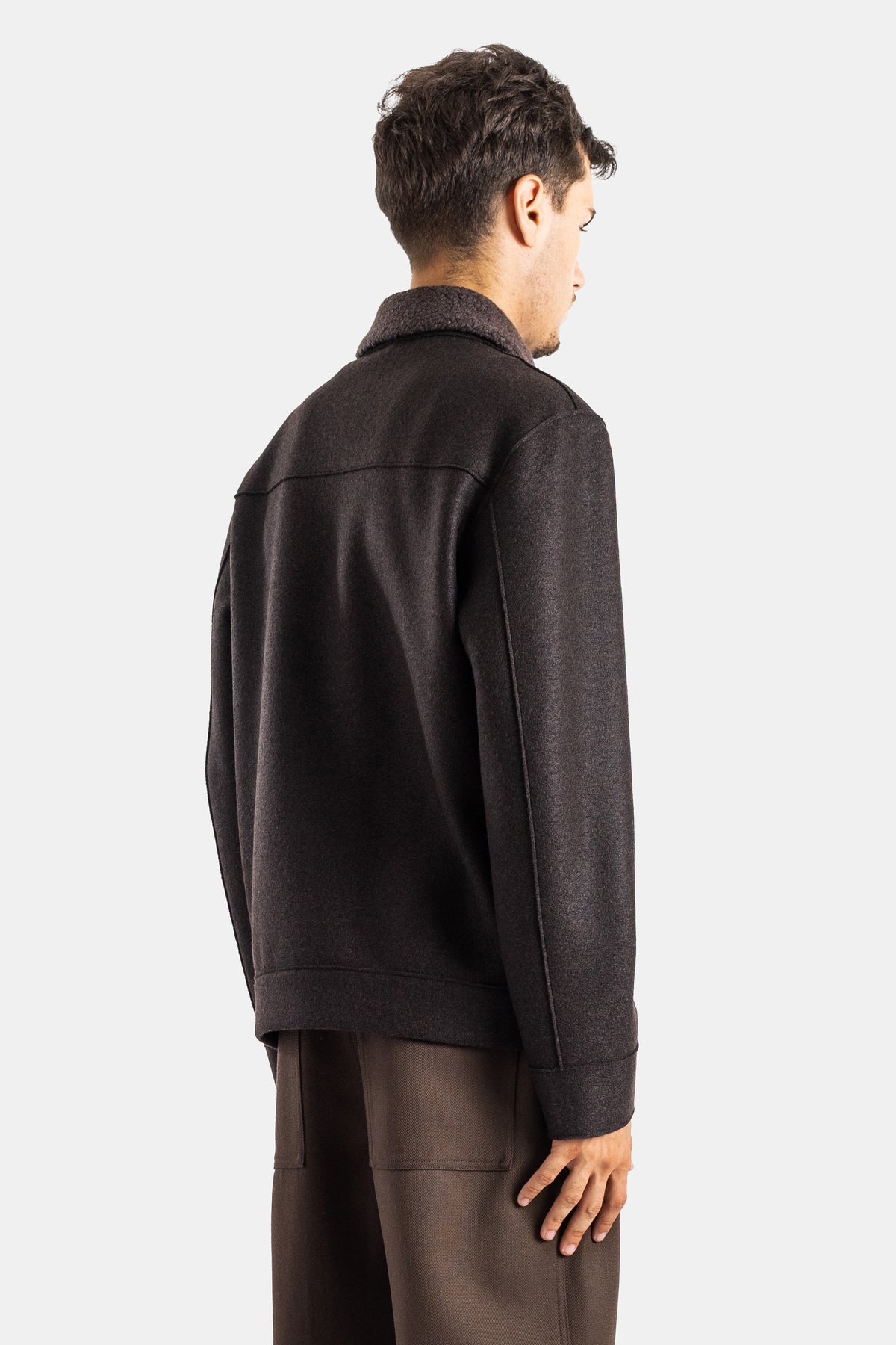 後ろから見たHarris Wharfのダークブラウンゴルフジャケット。プレスドウールを用いた丸みのあるボクシーなシルエットと、肩まわりの美しいライン、上品な仕上げが特徴的なメンズアウターウェアのバックスタイル。